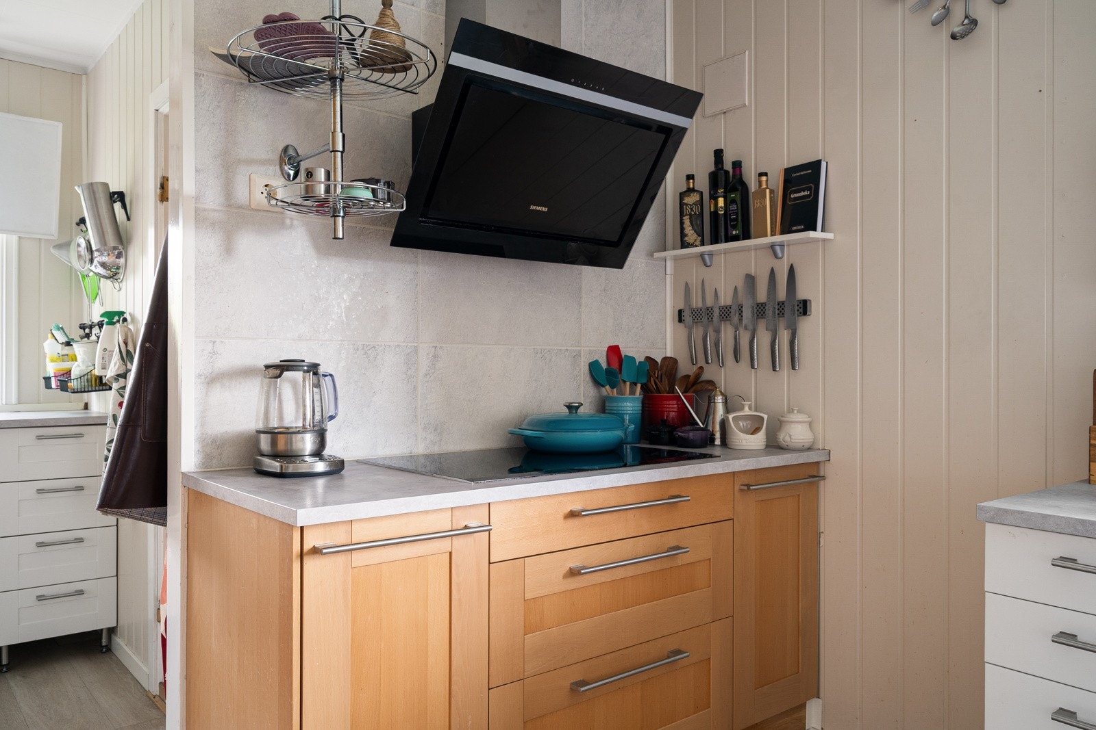 Moderne skråstilt ventilator over koekesone med avtrekk ut