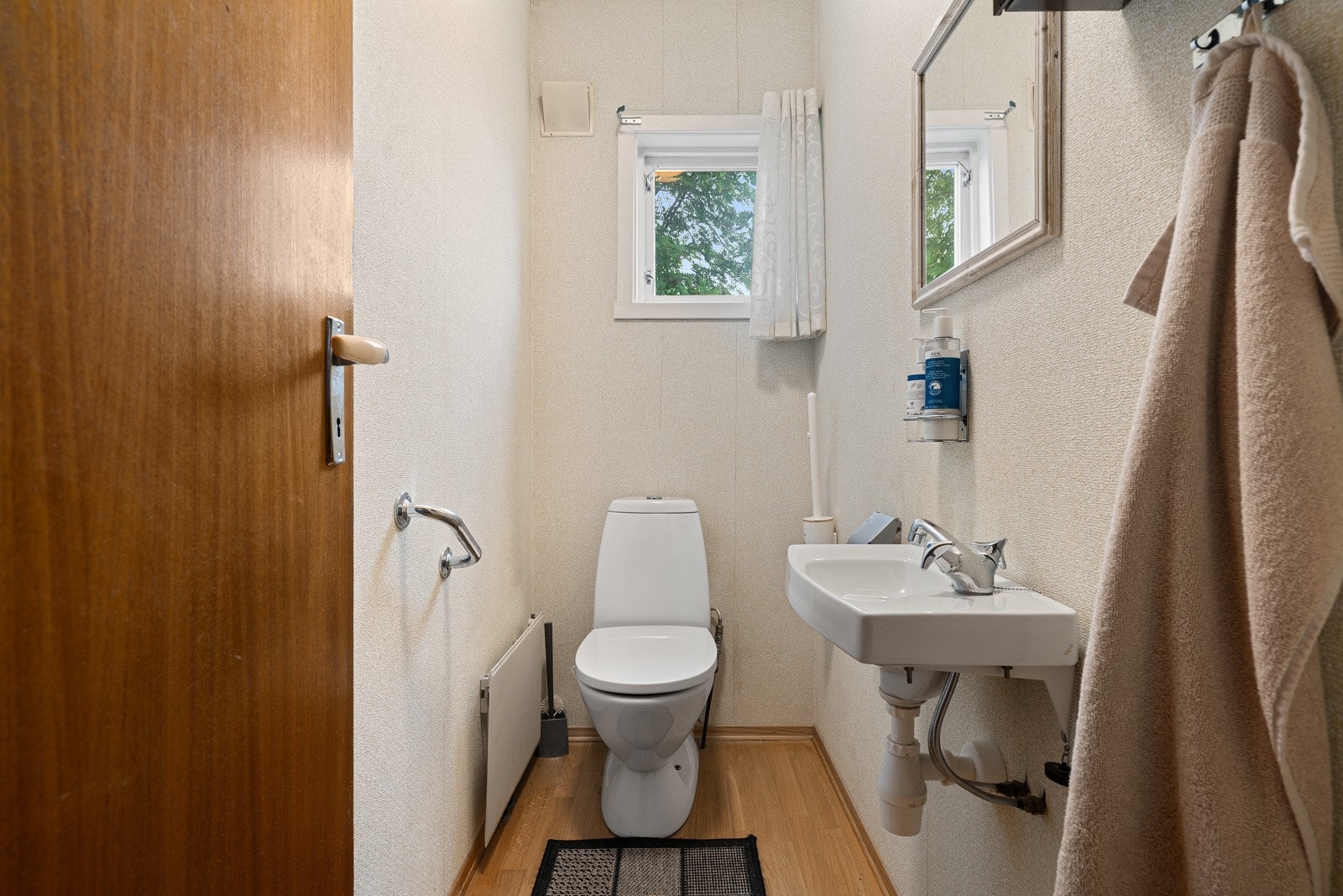Toalettrom med wc og enkel servant.