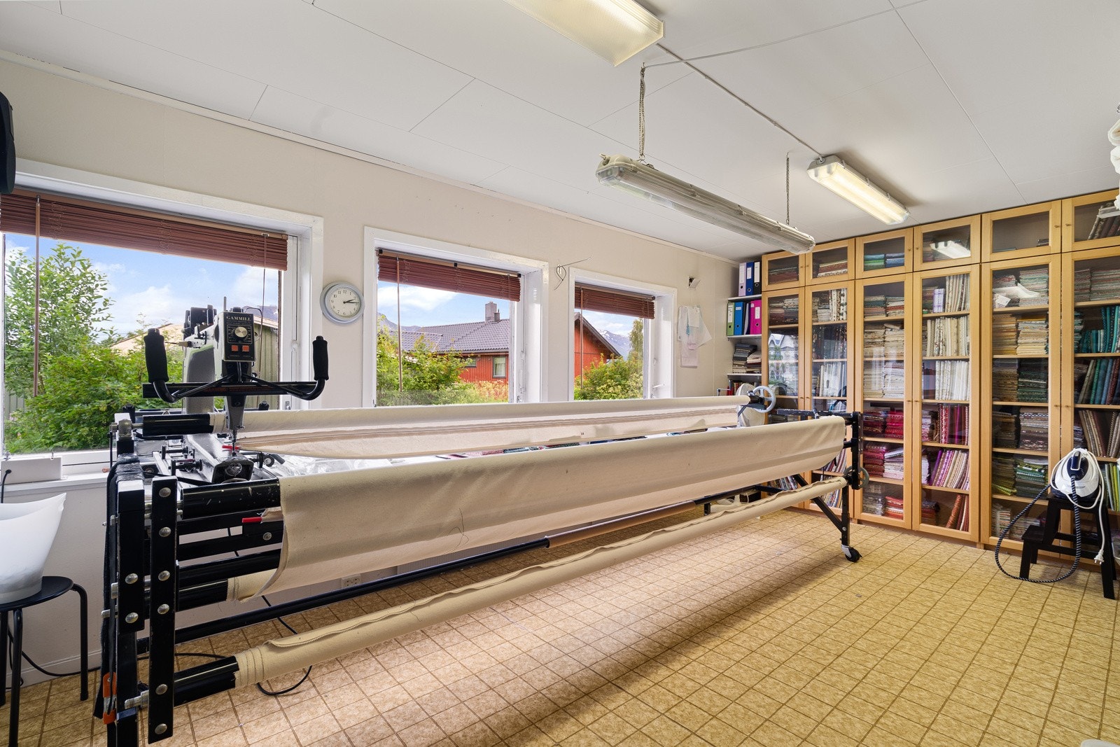 Stue i kjeller som benyttes som arbeidsrom med fleksible bruksmuligheter.