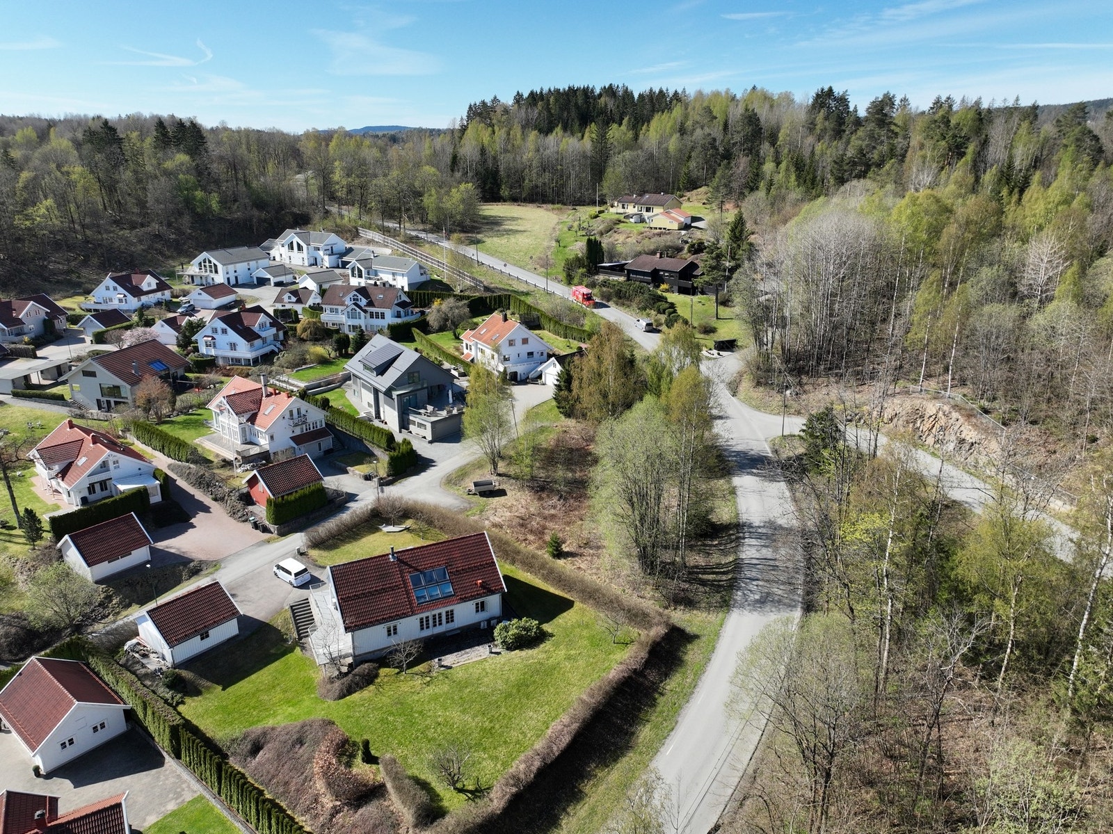Oversikt over tomten og nabolaget. Bilder tatt av Daniell Philip Ashby i This Is Tilt. Galleribilde