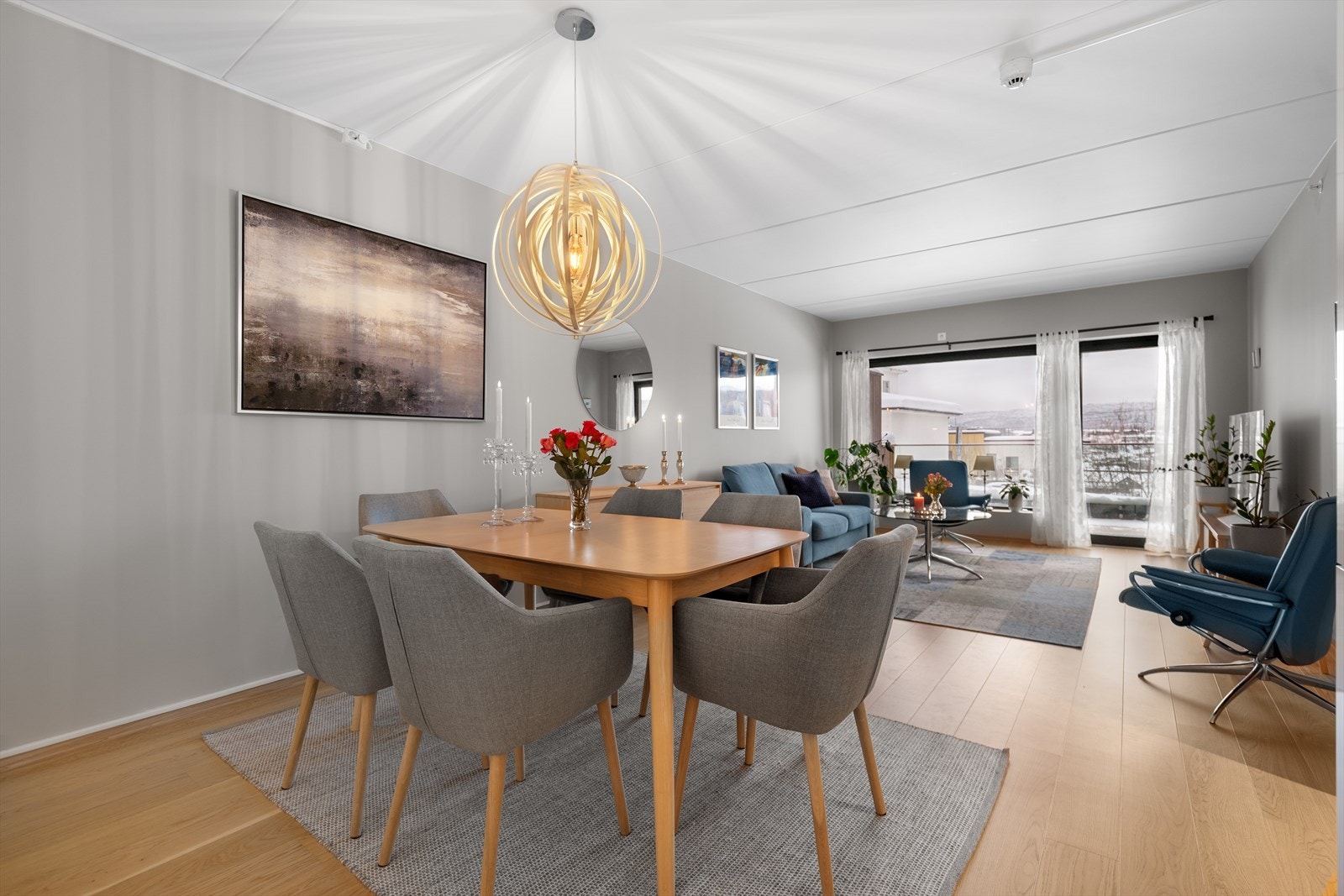 Stue med plass til både sofagruppe og spisebord. Store vindusflater i front gir rikelig med naturlig lys og en åpen romfølelse. Galleribilde
