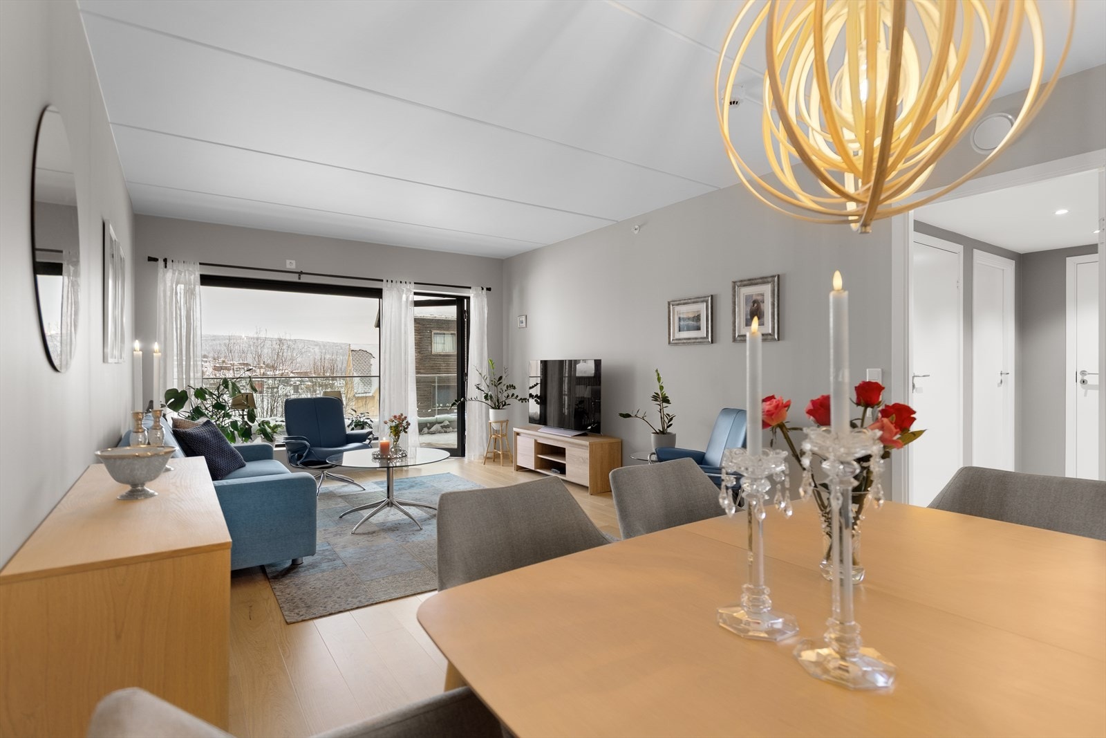 Sjekk denne! Lys og innbydende leilighet med gangavstand til sentrum, skole, barnehage, HIN og Narvikfjellet. Romslig stue med åpen kjøkkenløsning, bod og egen garasjeplass. Galleribilde