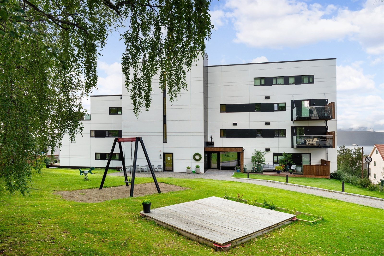 Felles hage med god plass til lek og hygge, perfekt for både barn og voksne. Galleribilde