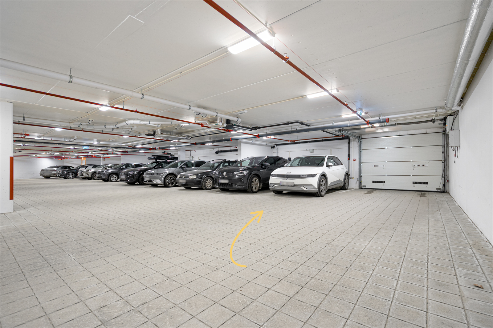 Garasjeanlegg med fast parkeringsplass. Galleribilde