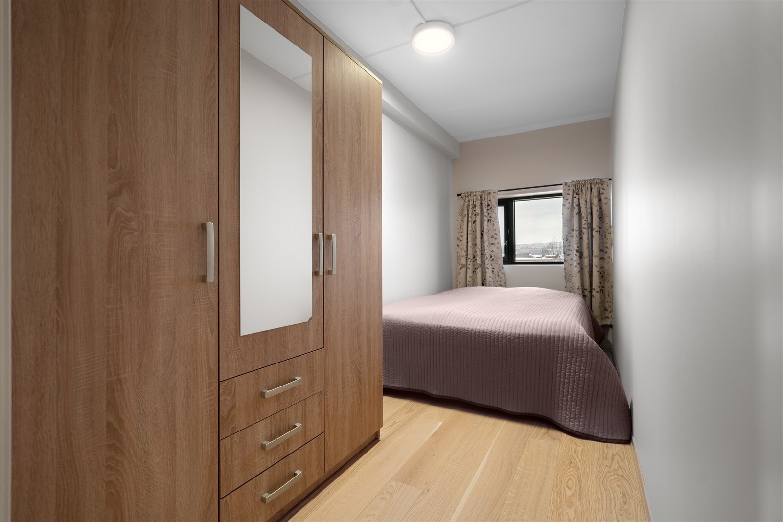 Soverom 2 med plass til dobbeltseng og stort garderobeskap, perfekt som gjesterom eller barnerom. Galleribilde
