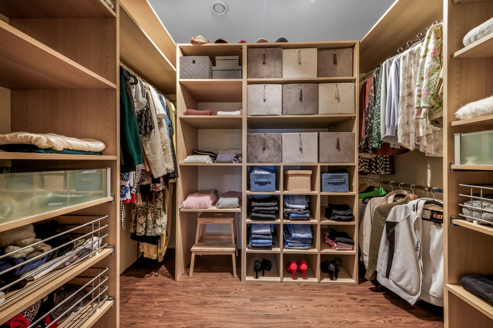 Romslig garderobe med praktiske hyller og opphengssystemer. Galleribilde