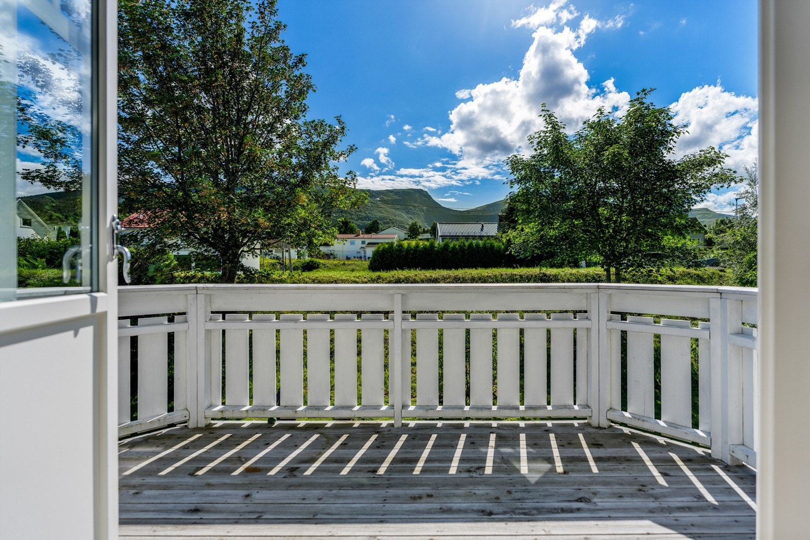 Balkong med plass til en liten sittegruppe. Galleribilde
