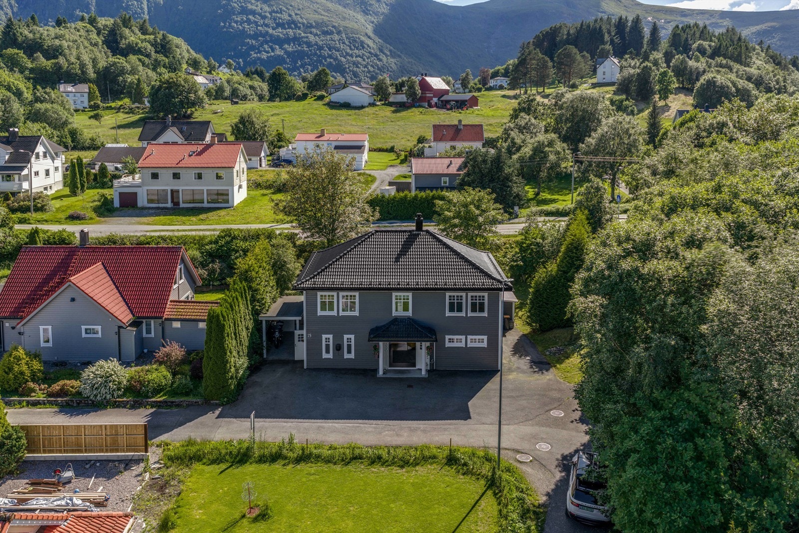 Eiendommen ligger rolig og familievennlig til i enden av gaten, med kort vei til skoler, barnehager og turområder.
Foto: Geir Srisoi Galleribilde