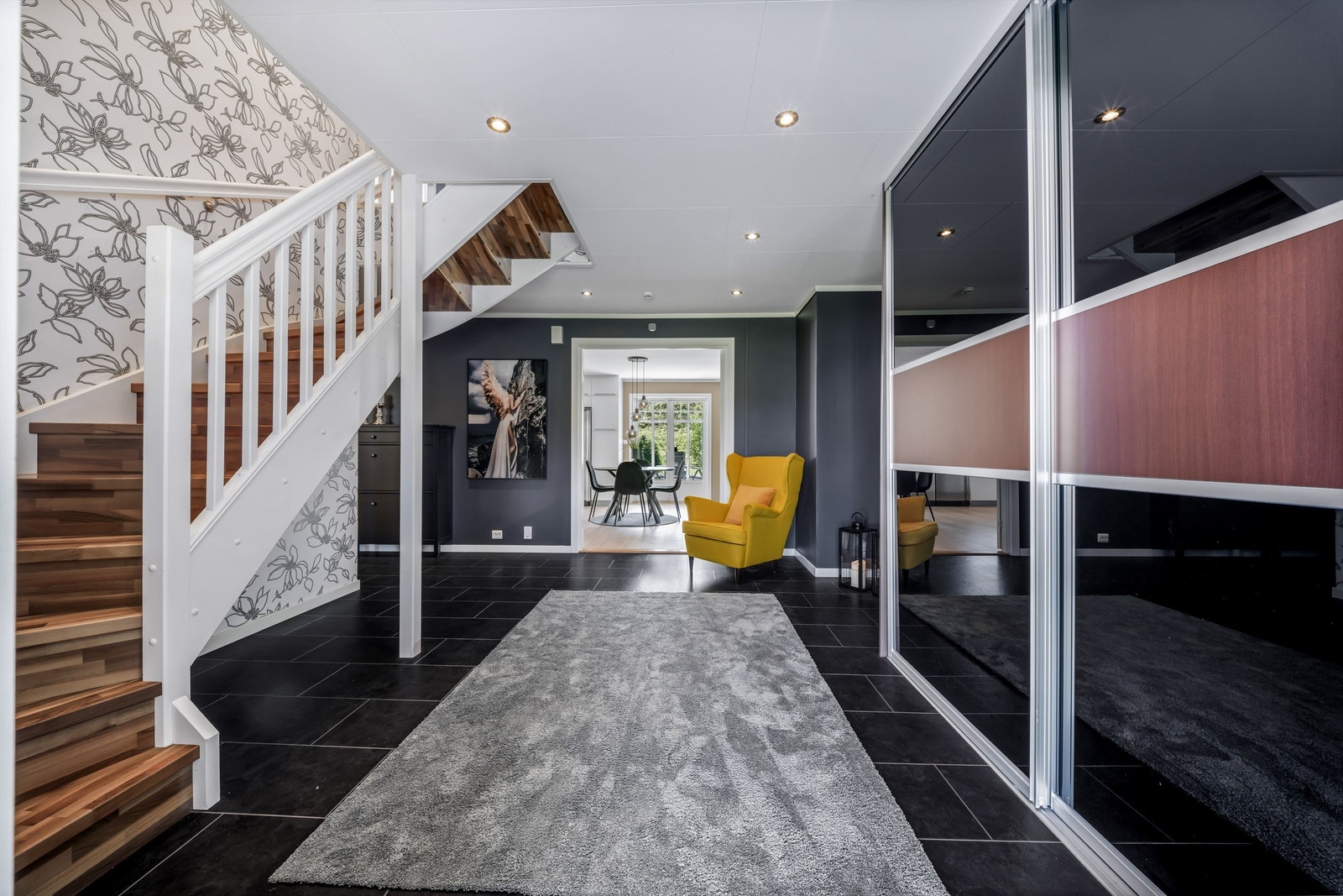 Skyvedørsgarderobe i gangen gir rikelig med plass for yttertøy og sko. Galleribilde