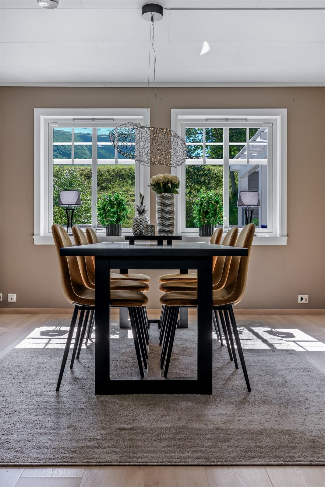 God plass til langbord for sosiale sammenkomster. Galleribilde
