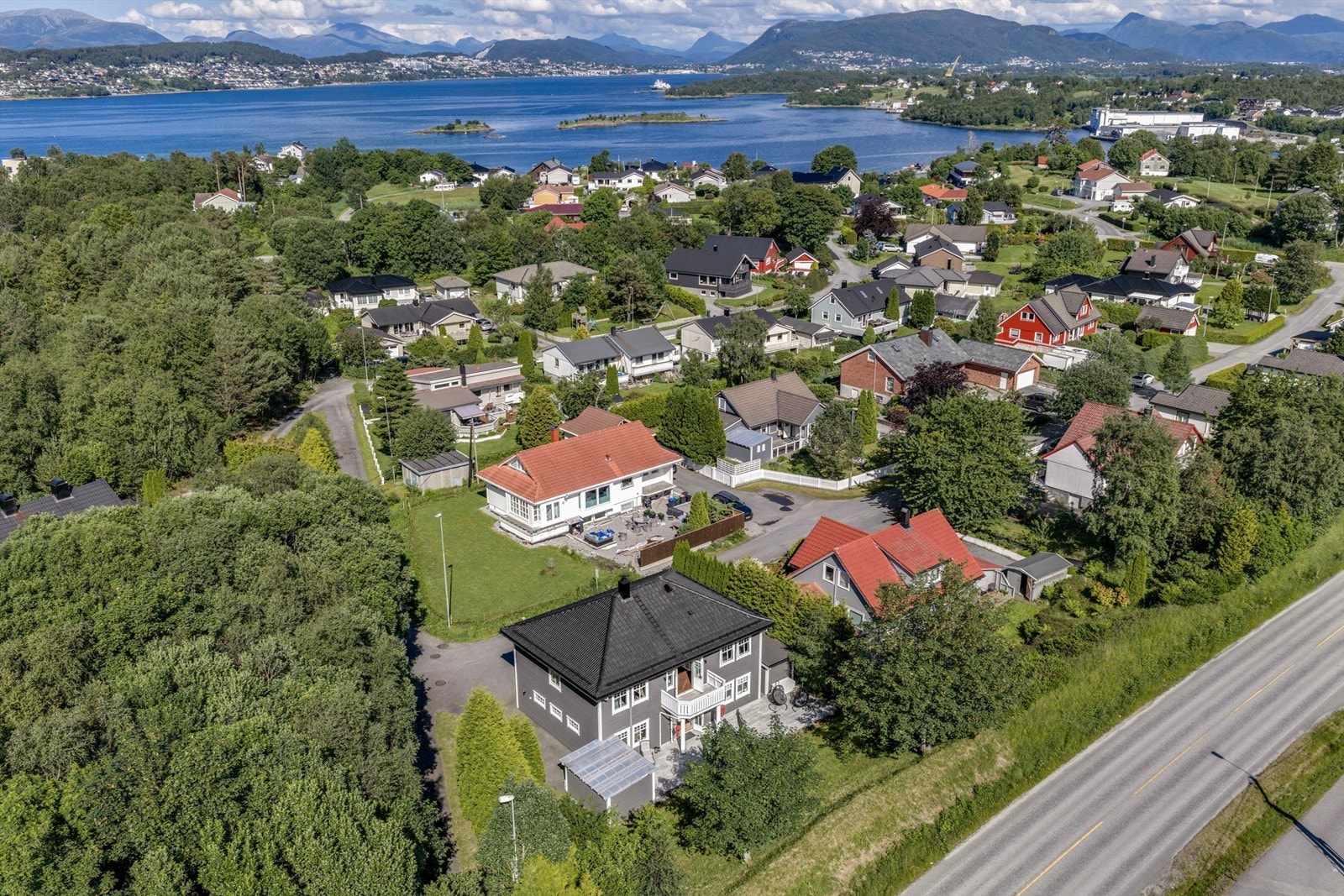 Eiendommen ligger sentralt i Langevåg, med nærhet til sjøen og servicetilbud som Devoldfabrikken. Galleribilde