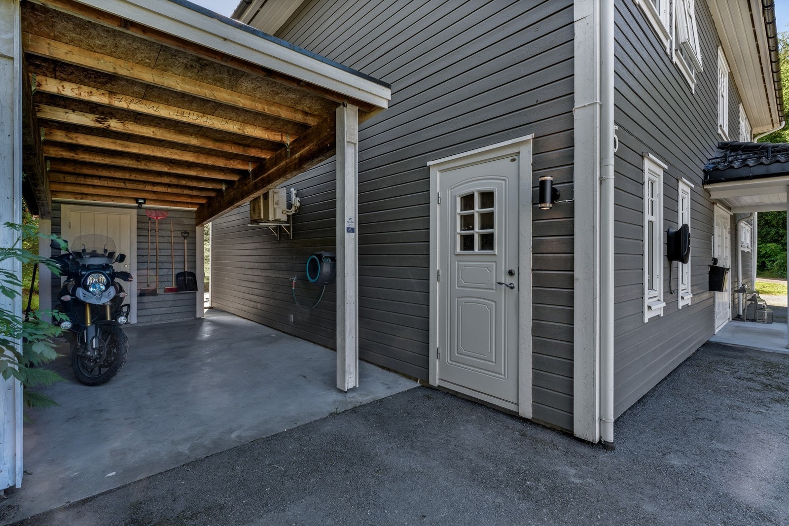 Carporten har lader for elbil og direkte inngang til boden. Galleribilde