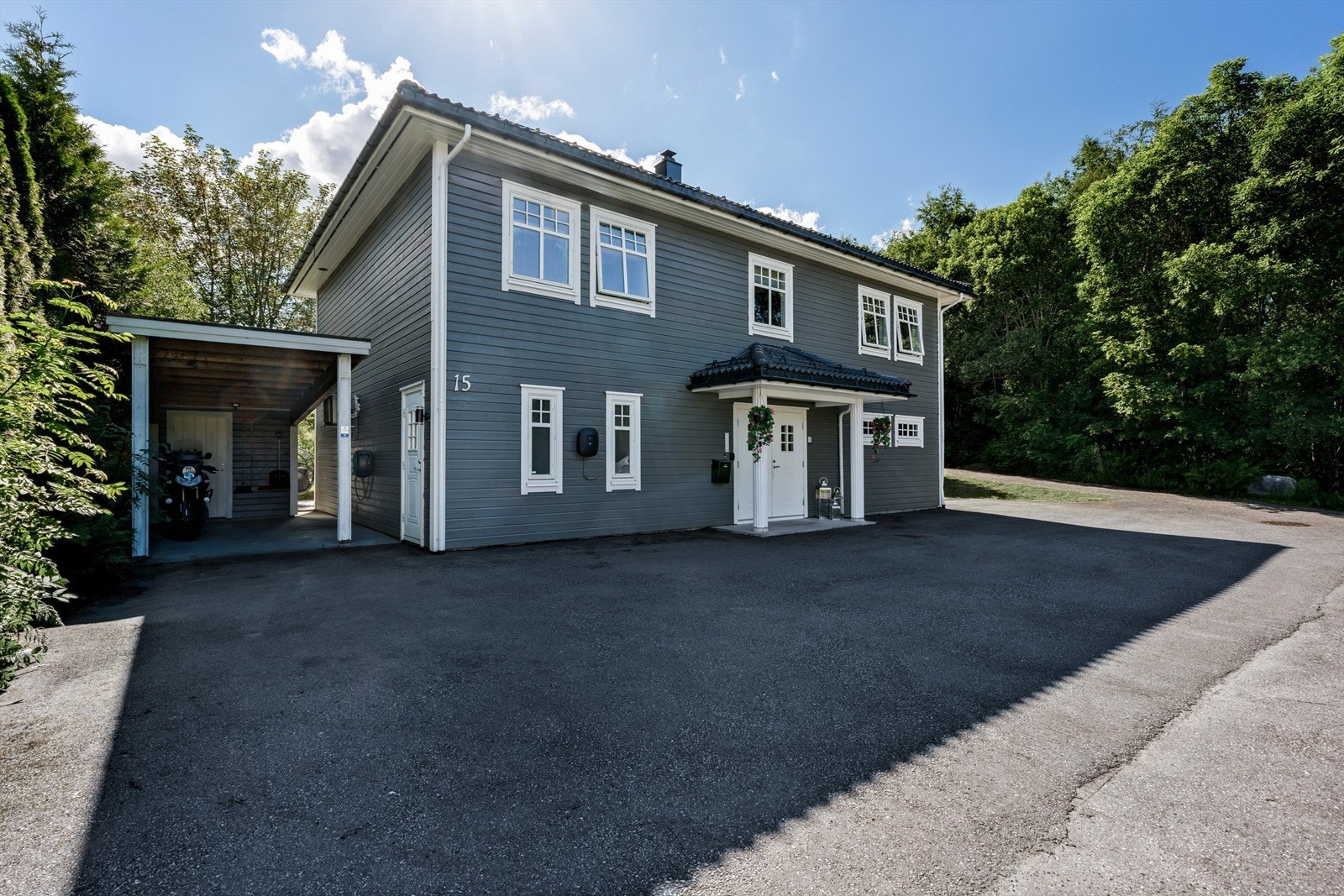 Praktisk carport med tilhørende bod for ekstra lagring. Galleribilde
