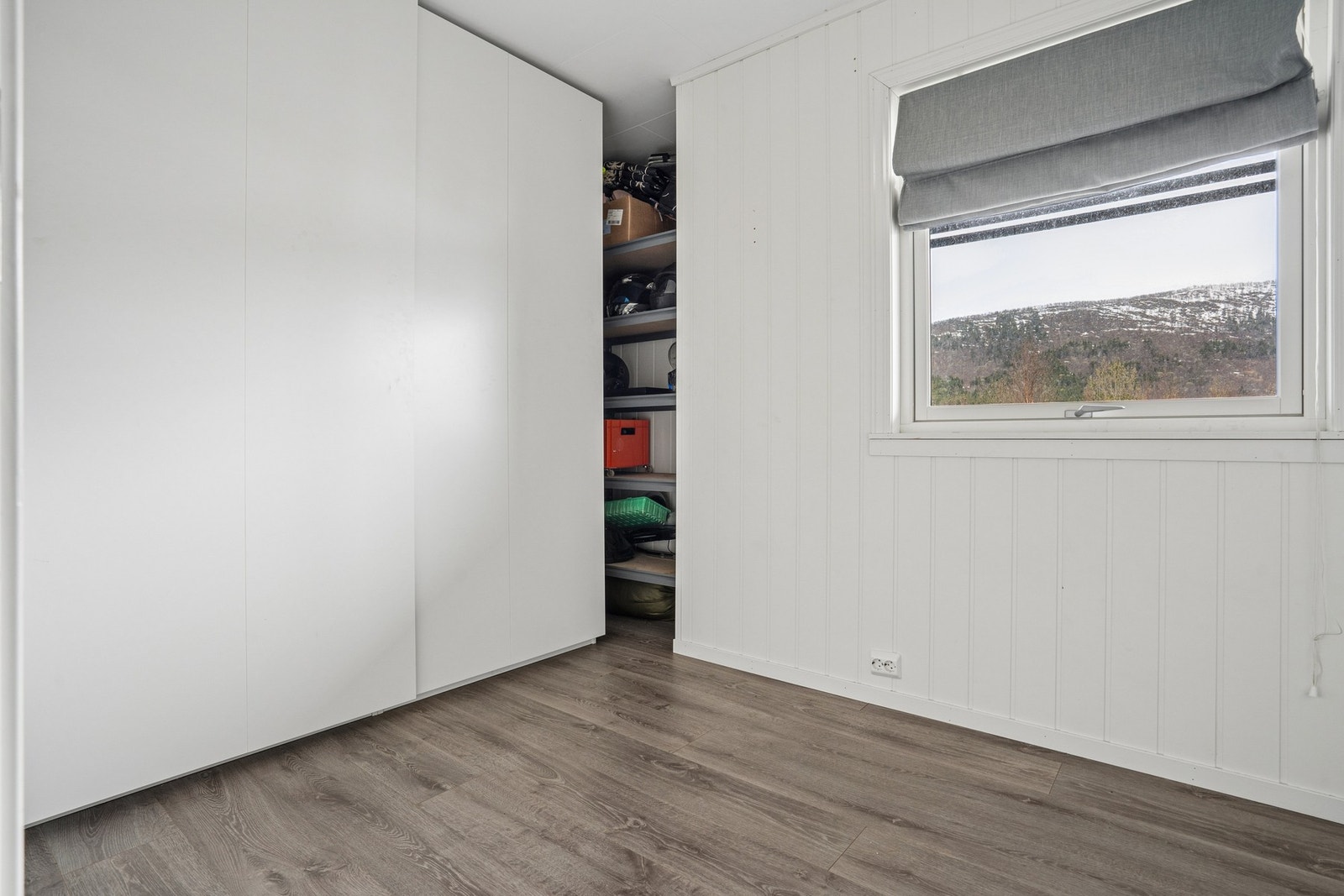 Soverom med god plass for garderobeløsning. Galleribilde