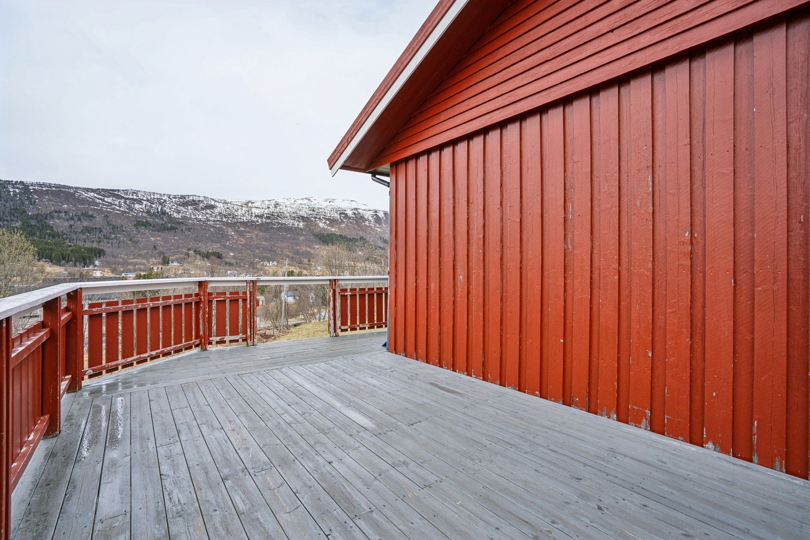 Stor terrasse med god plass til utemøbler og utsikt mot de omkringliggende fjellene. Galleribilde