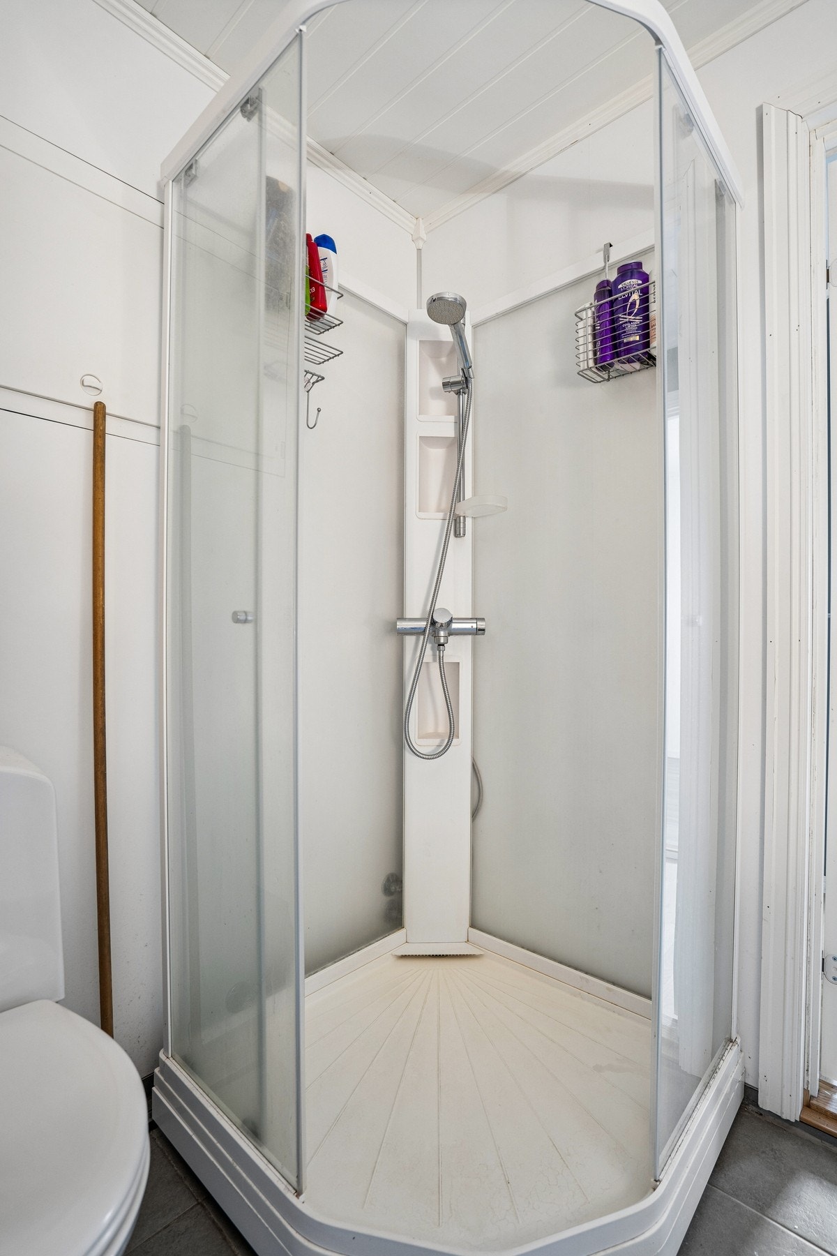 Det ene badet har et praktisk dusjkabinett. Galleribilde
