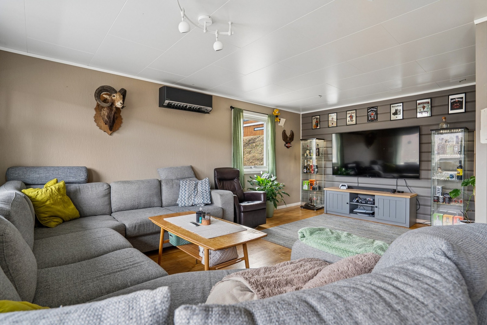 Stuen har god plass til både TV-krok og sittegruppe. Galleribilde