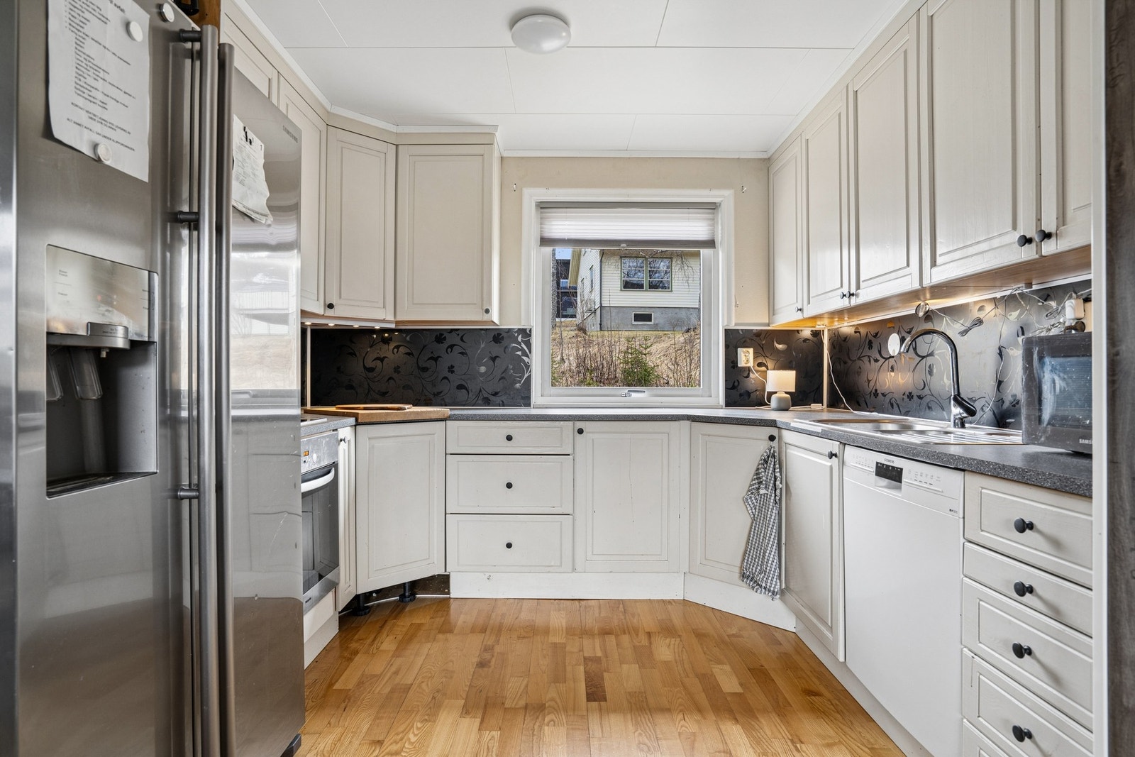 Kjøkkenet er utstyrt med blant annet side-by-side kjøleskap og oppvaskmaskin. Galleribilde
