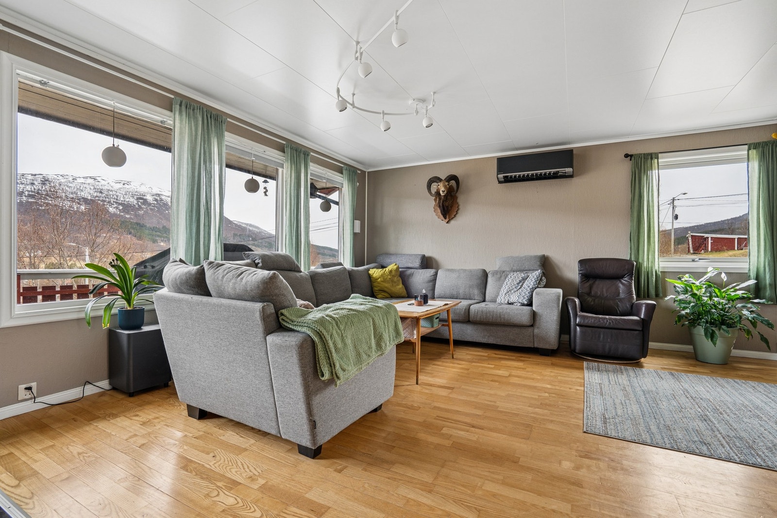Romslig stue med god plass til en stor sofagruppe. Galleribilde