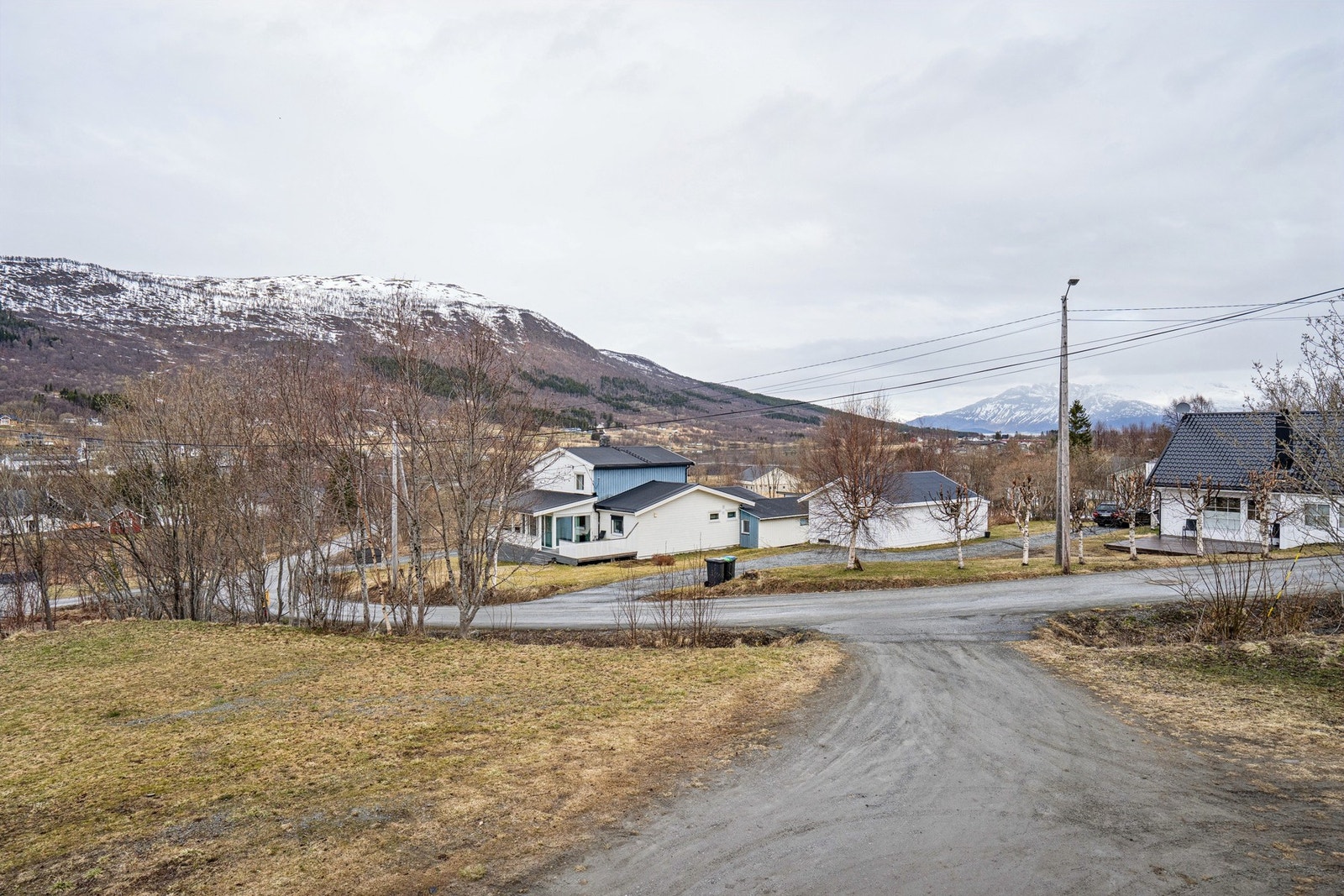Eiendommen ligger i Rossfjordstraumen, med kort avstand til skole og barnehage. Galleribilde