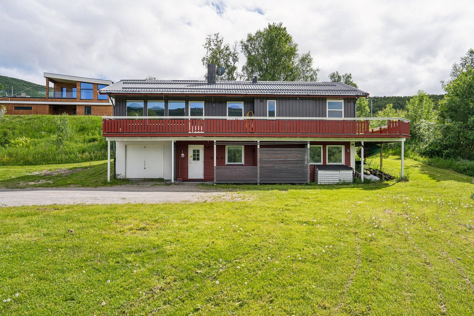 Enebolig med integrert garasje i underetasjen. Galleribilde