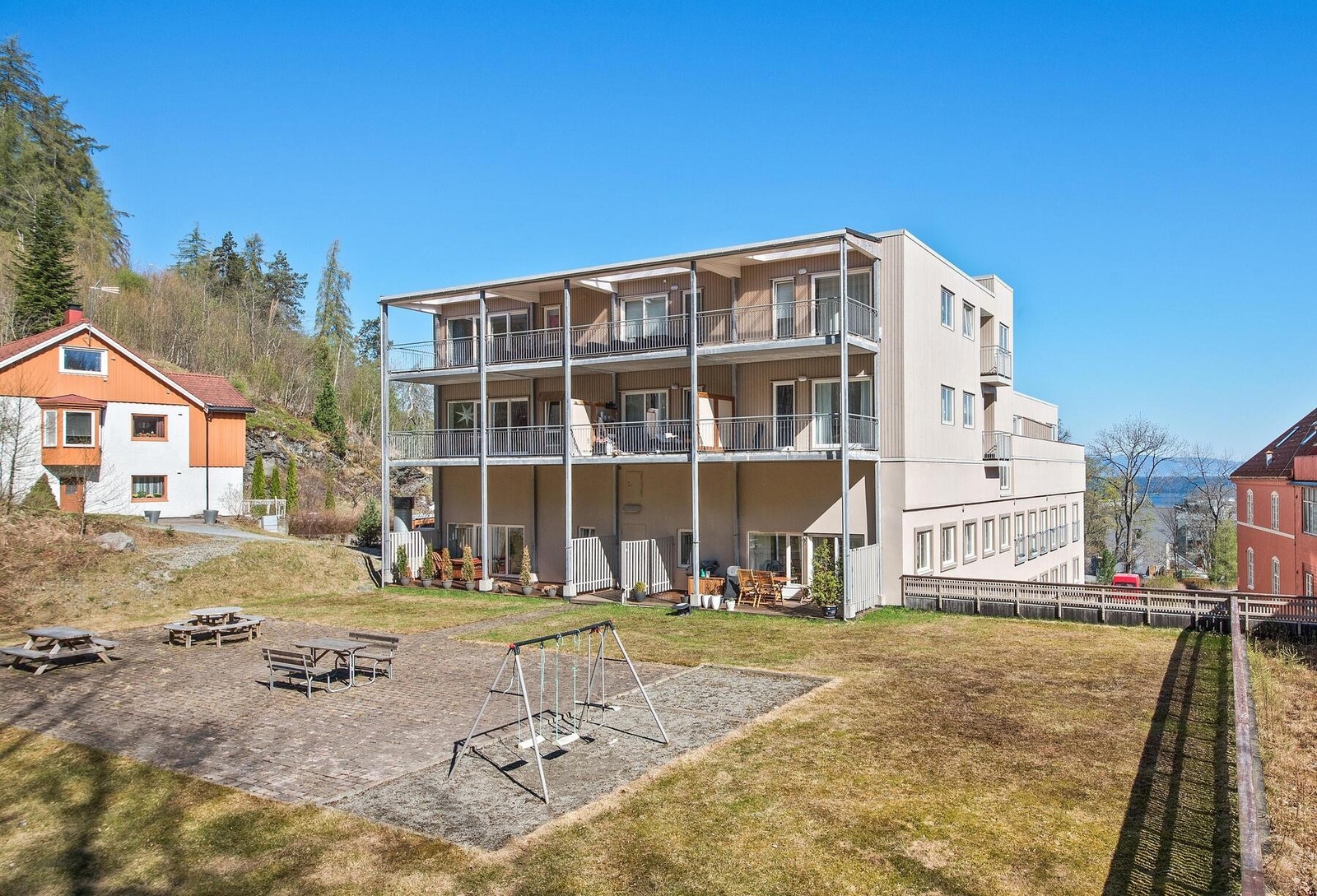 Bygget ligger fint til i Bynesveien med gangavstand til butikker, kafeer, treningssenter, badeplasser og øvrige tilbud i Ila/Ilsvika. Galleribilde