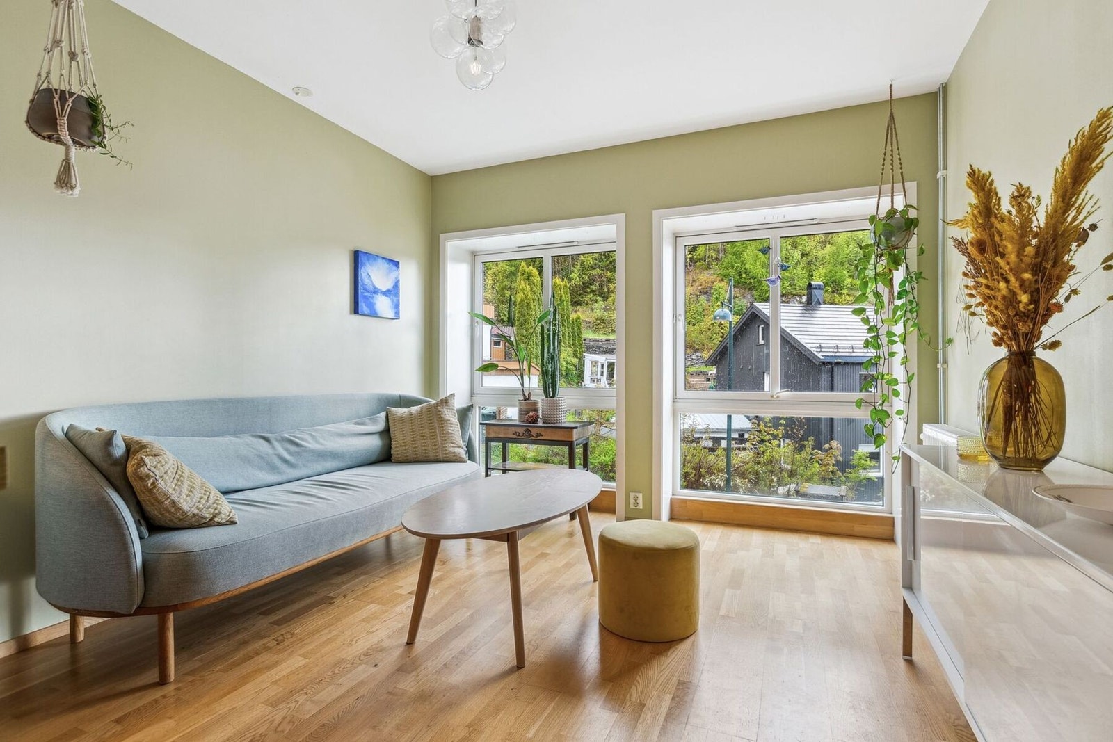 Store vindusflater gir godt naturlig lys til rommet. Galleribilde