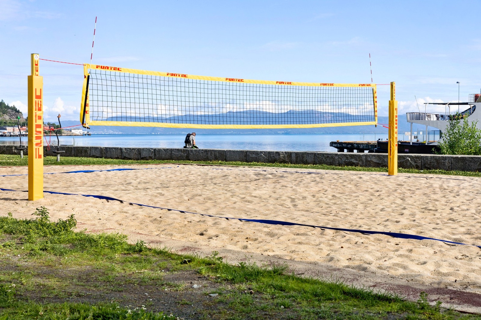 Sandvolleyballbane ved Ilsvikøra - få minutters gange fra leiligheten, her har du også flere flotte badeplasser. Galleribilde
