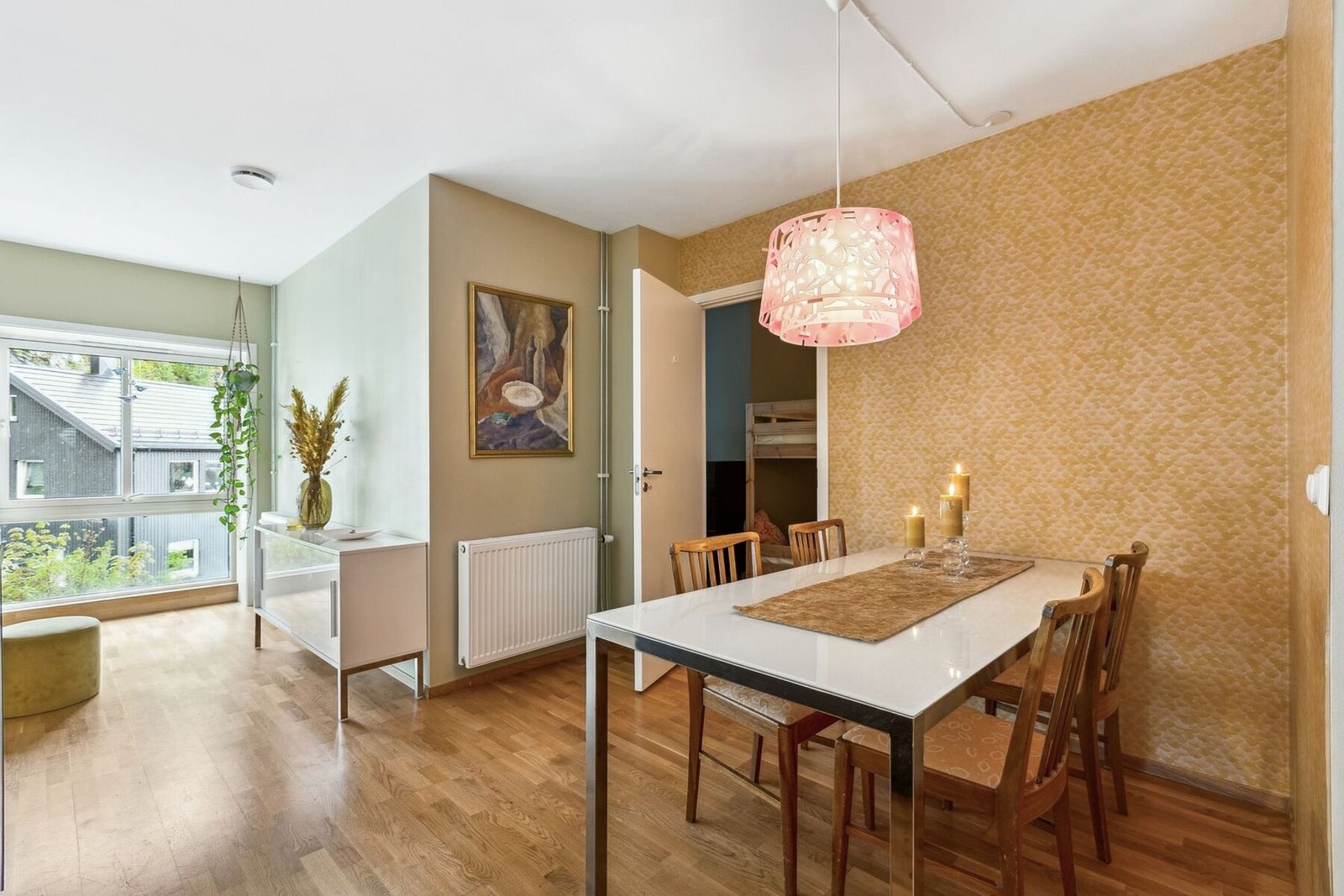 Stuens størrelse og utforming gir god plass til både sofa og spisebord. Galleribilde