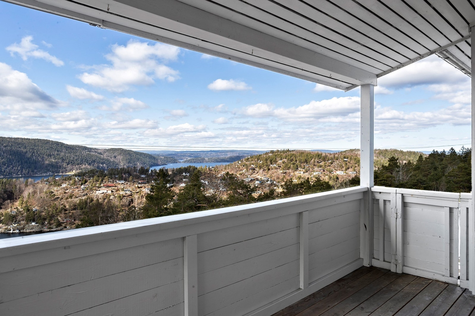 Utsikten strekker seg over Drøbaksundet, mot Hurumlandet og Askerlandet. Galleribilde