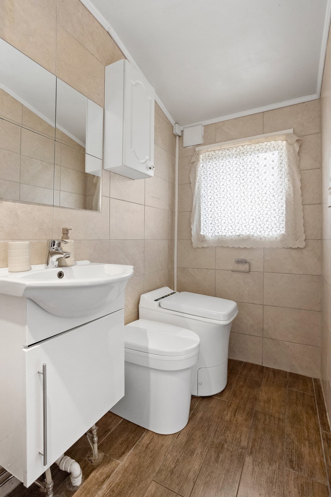 Badet i hovedetasjen har flislagte vegger, servantskap, Cinderella forbrenningstoalett og urinal. Galleribilde