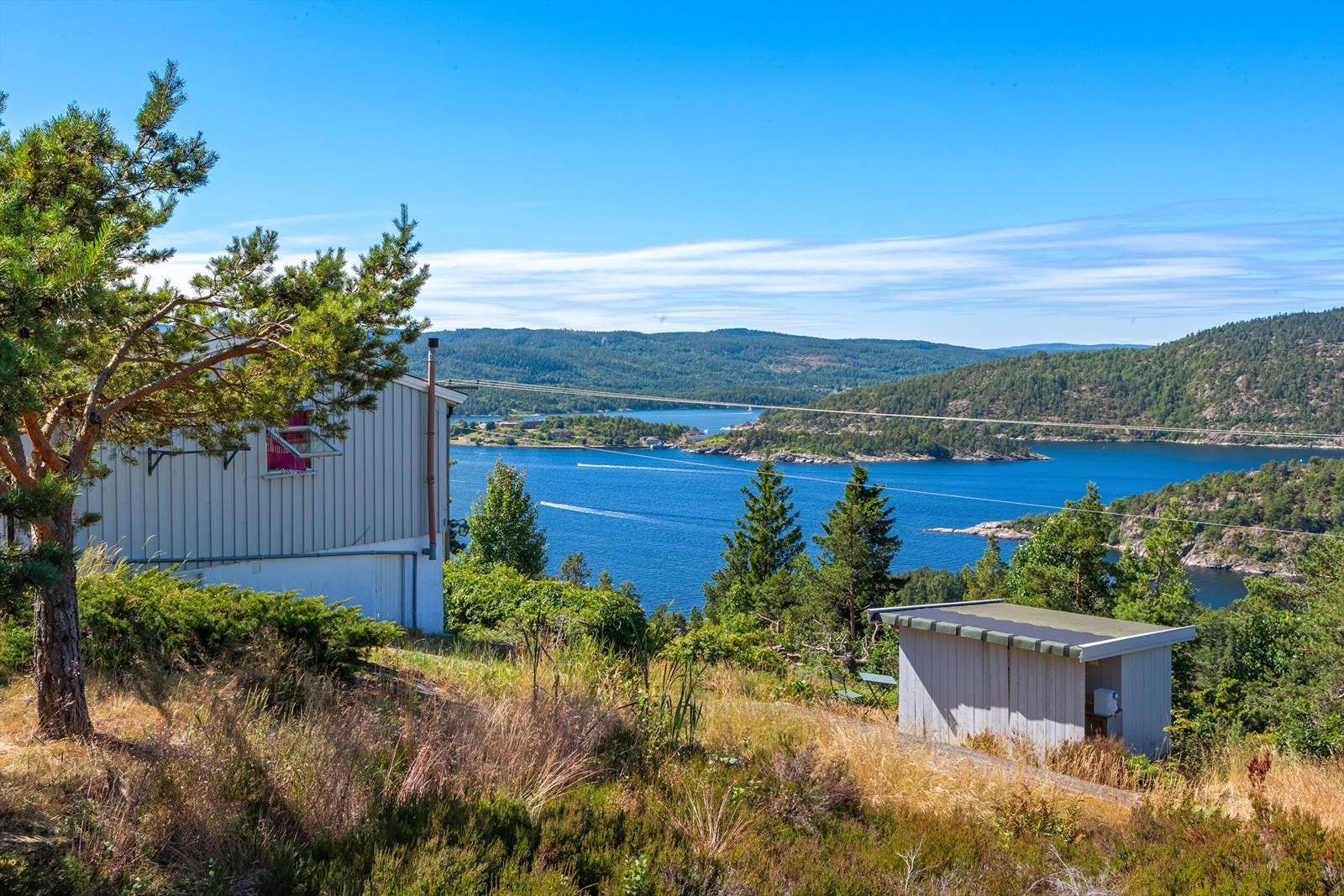 Eiendommen ligger høyt og fritt i terrenget, med gode solforhold. Galleribilde