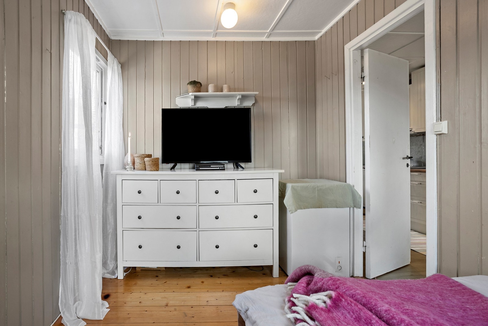 God plass til både seng og oppbevaringsmøbler. Galleribilde