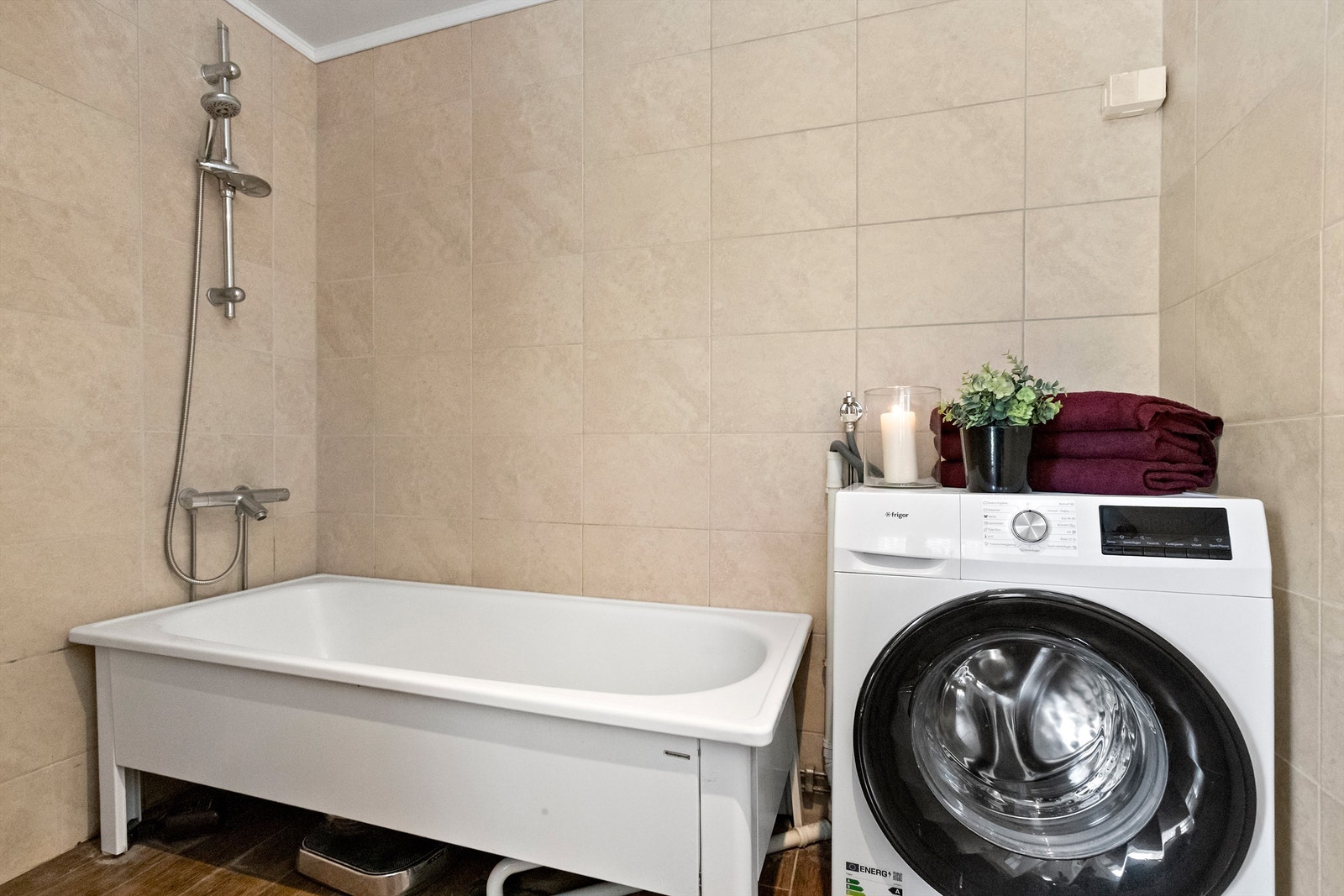 Her er det også badekar og opplegg for vaskemaskin. Galleribilde