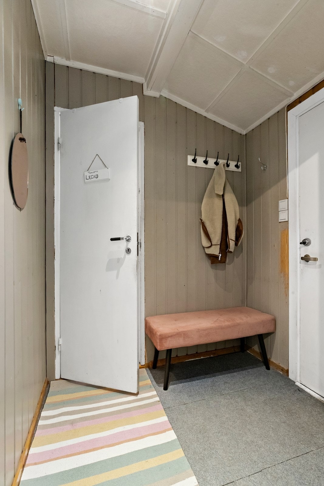 Velkommen inn! Entré med plass til å henge fra seg yttertøy. Galleribilde