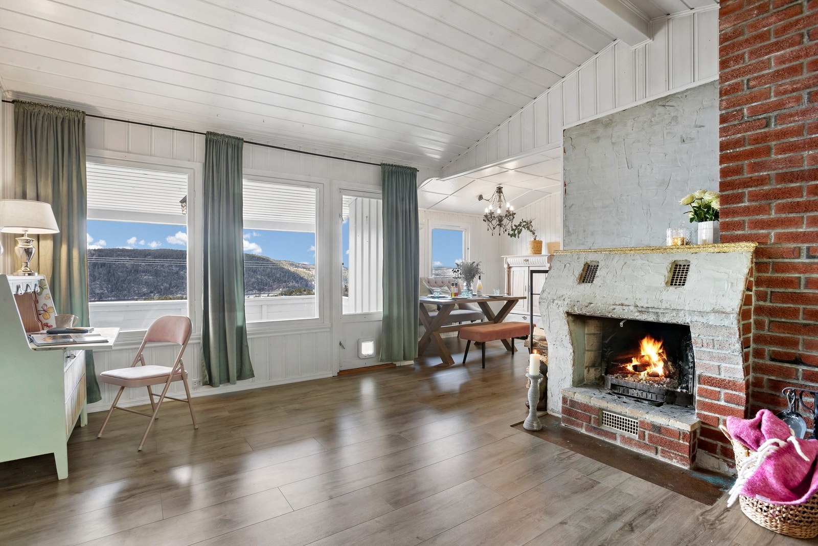 Store vindusflater rammer inn den flotte utsikten mot fjorden. Galleribilde