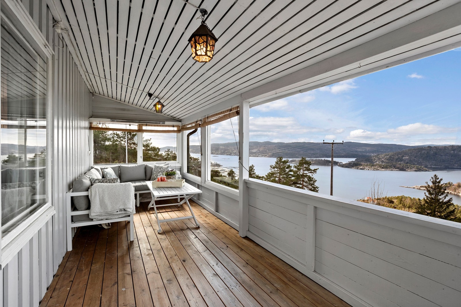 Terrassen har god plass til en romslig sittegruppe. Galleribilde