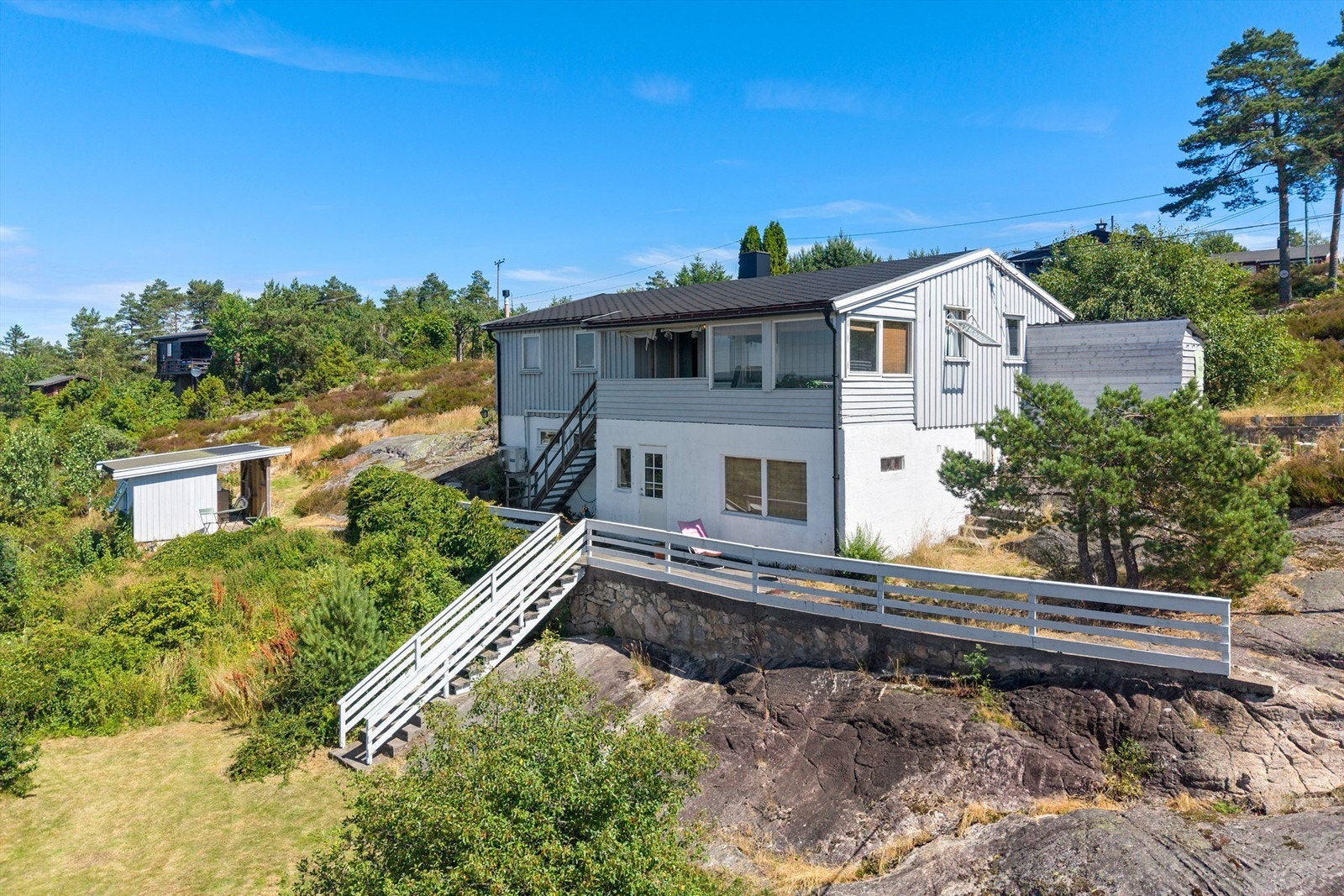 Tomten har flere usjenerte uteplasser og soner for rekreasjon. Galleribilde