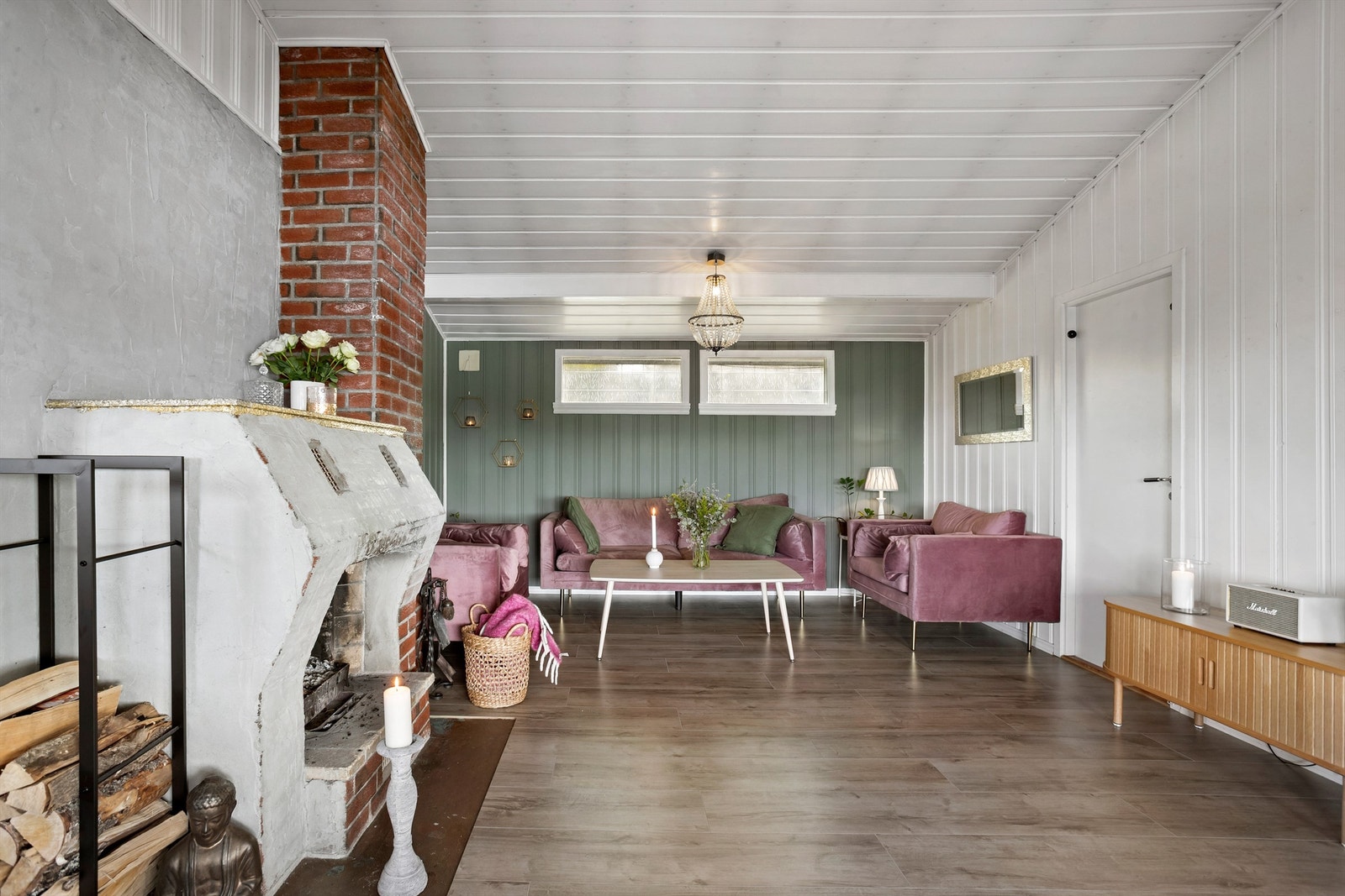 Lys og romslig stue med god plass til sofagruppe. Galleribilde
