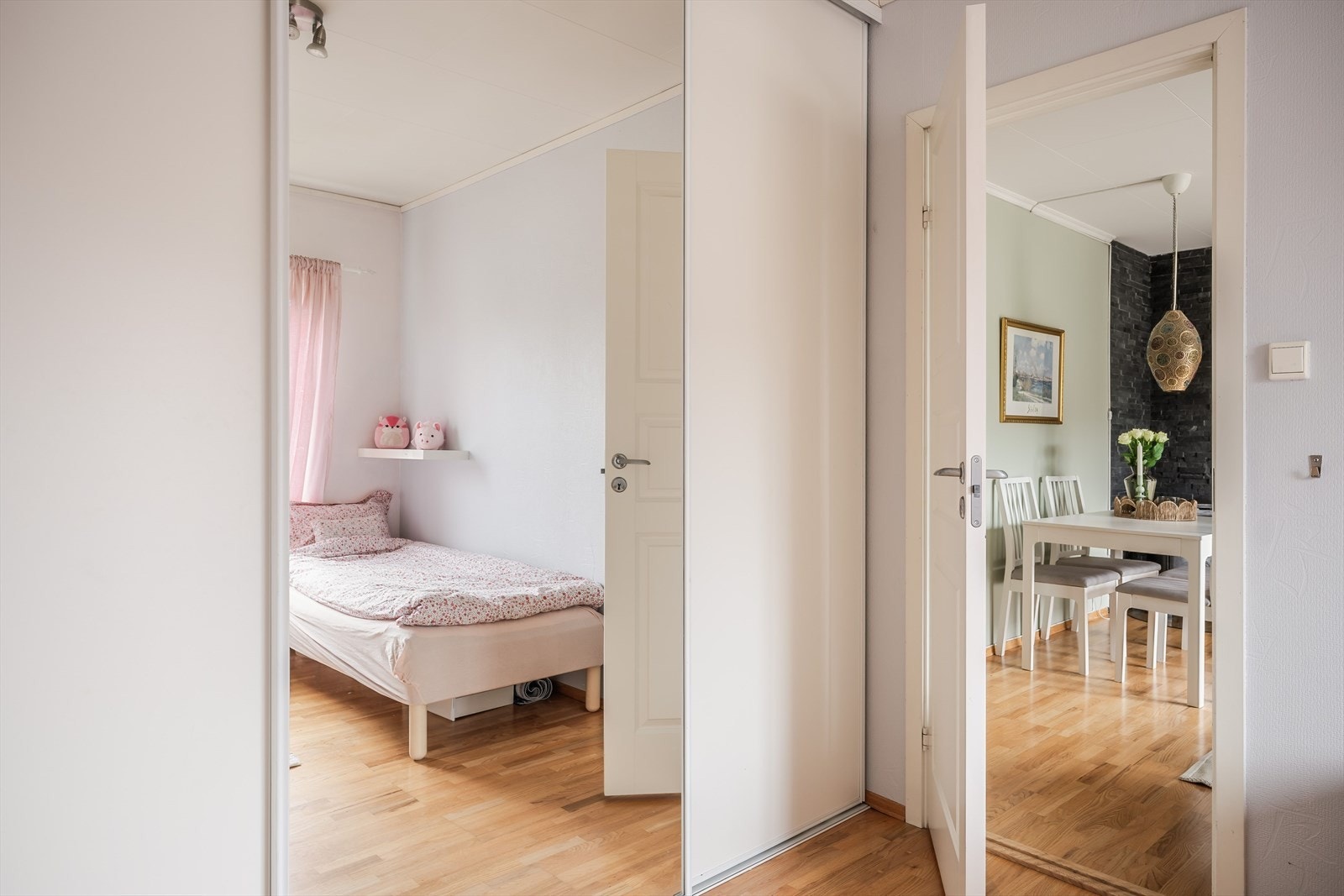 Soverom 2 er innredet med en stor skyvedørsgarderobe som byr på mye oppbevaringsplass. Galleribilde