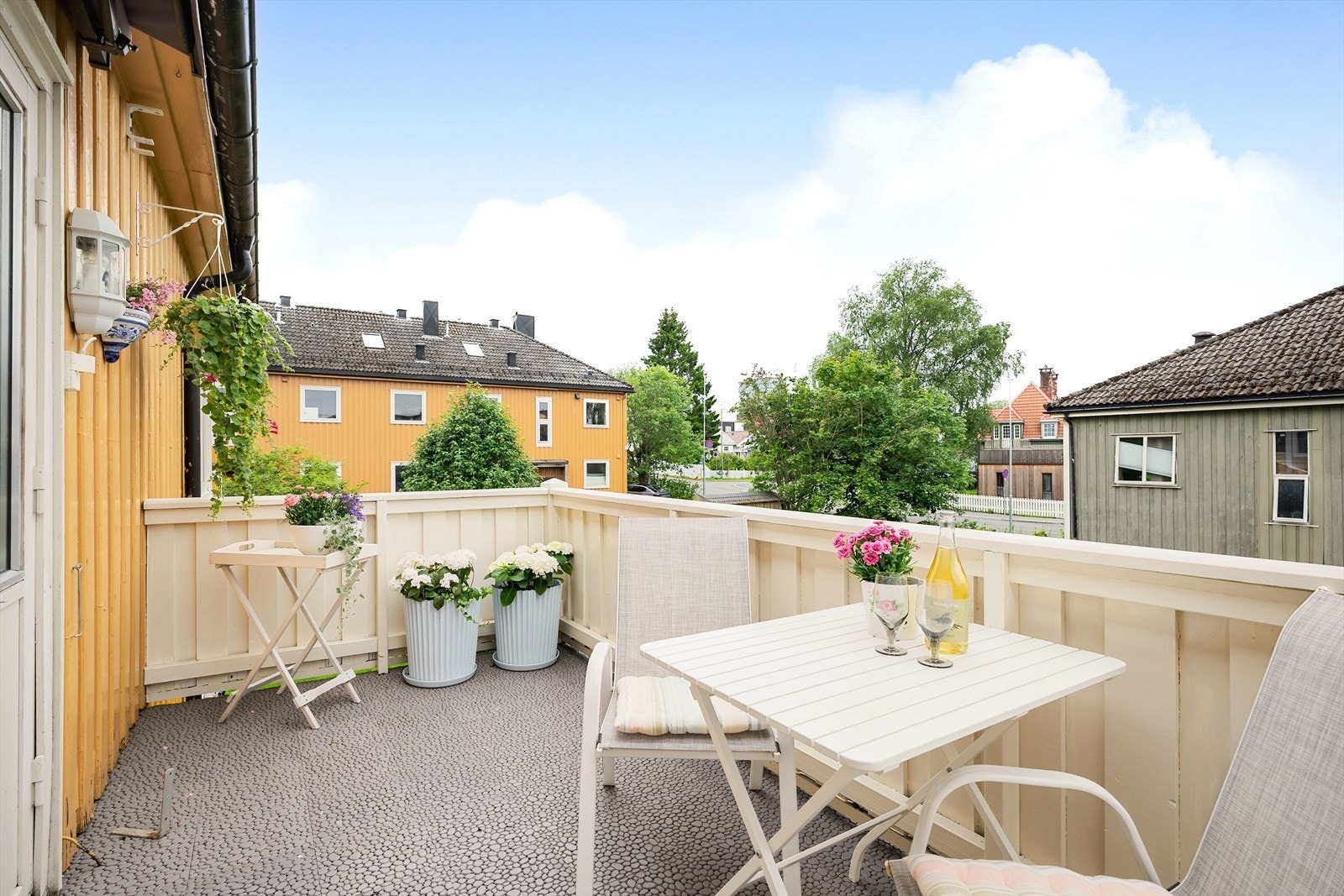 På den sørvestvendte balkongen kan man nyte sola store deler av dagen når den slipper til. Galleribilde