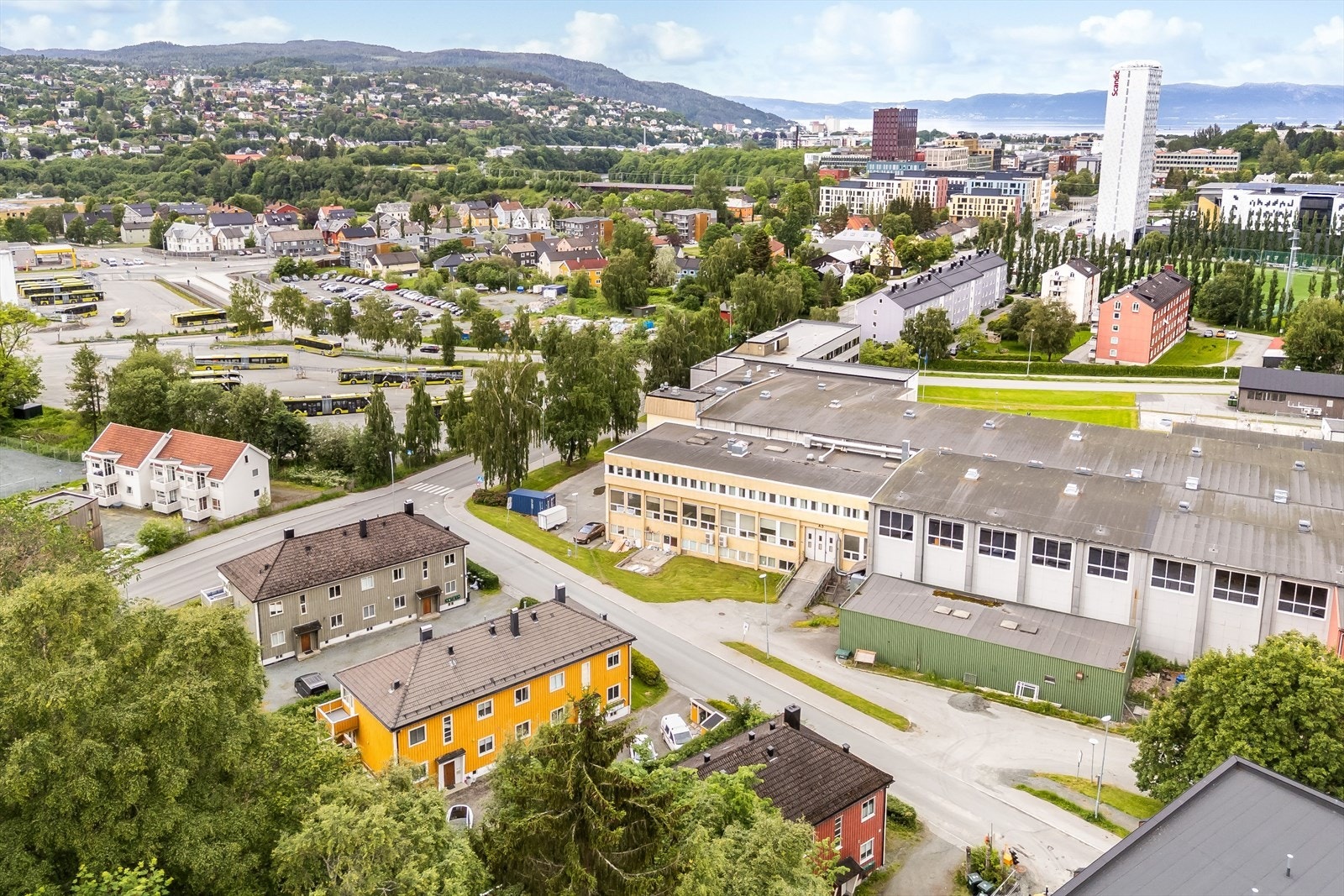 Her får man både i pose og sekk. En koselig og romslig leilighet, samt både sentral og tilbaketrukket beliggenhet. Galleribilde