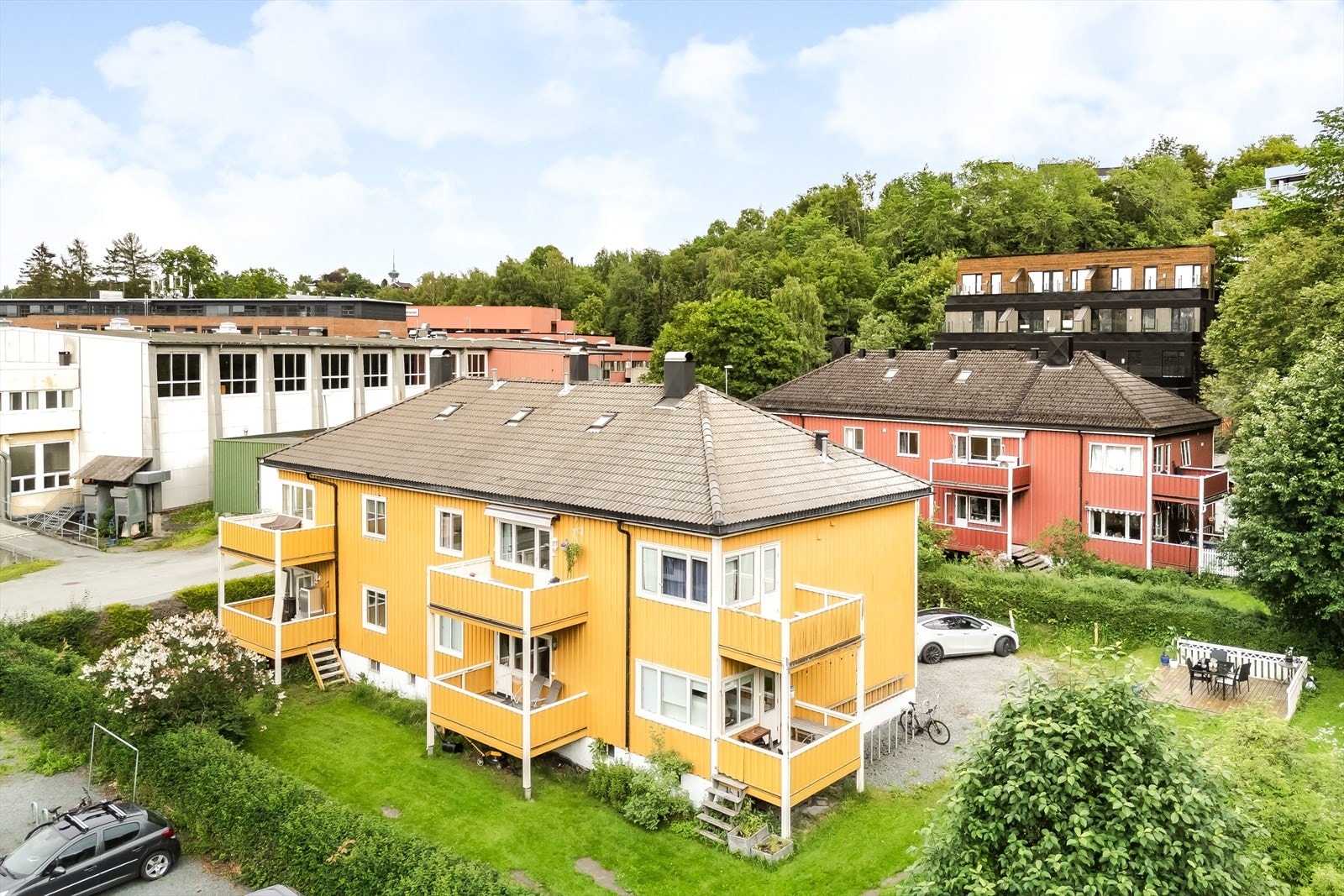 Skulle solen bli for sterk og varm, kan man skjerme seg under markisen som er montert over døren og vinduet på balkongen. Galleribilde