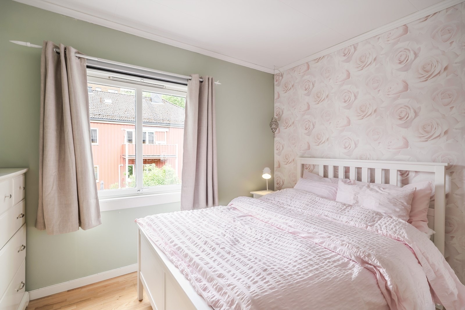 Soverom 1 er på 11 m² og er delikat og romantisk innredet i en dus fargepalett. Galleribilde