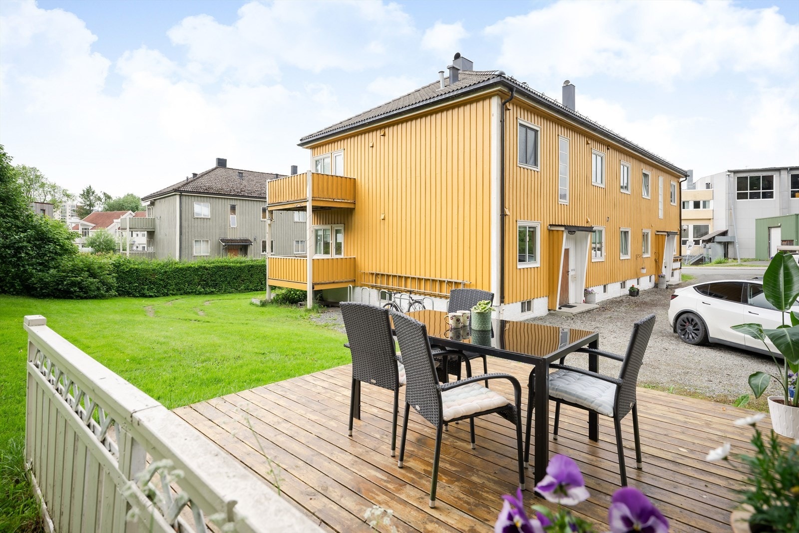 På plenen på fellesarealet er det etablert en stor markterrasse som kan benyttes av alle beboerne. Galleribilde