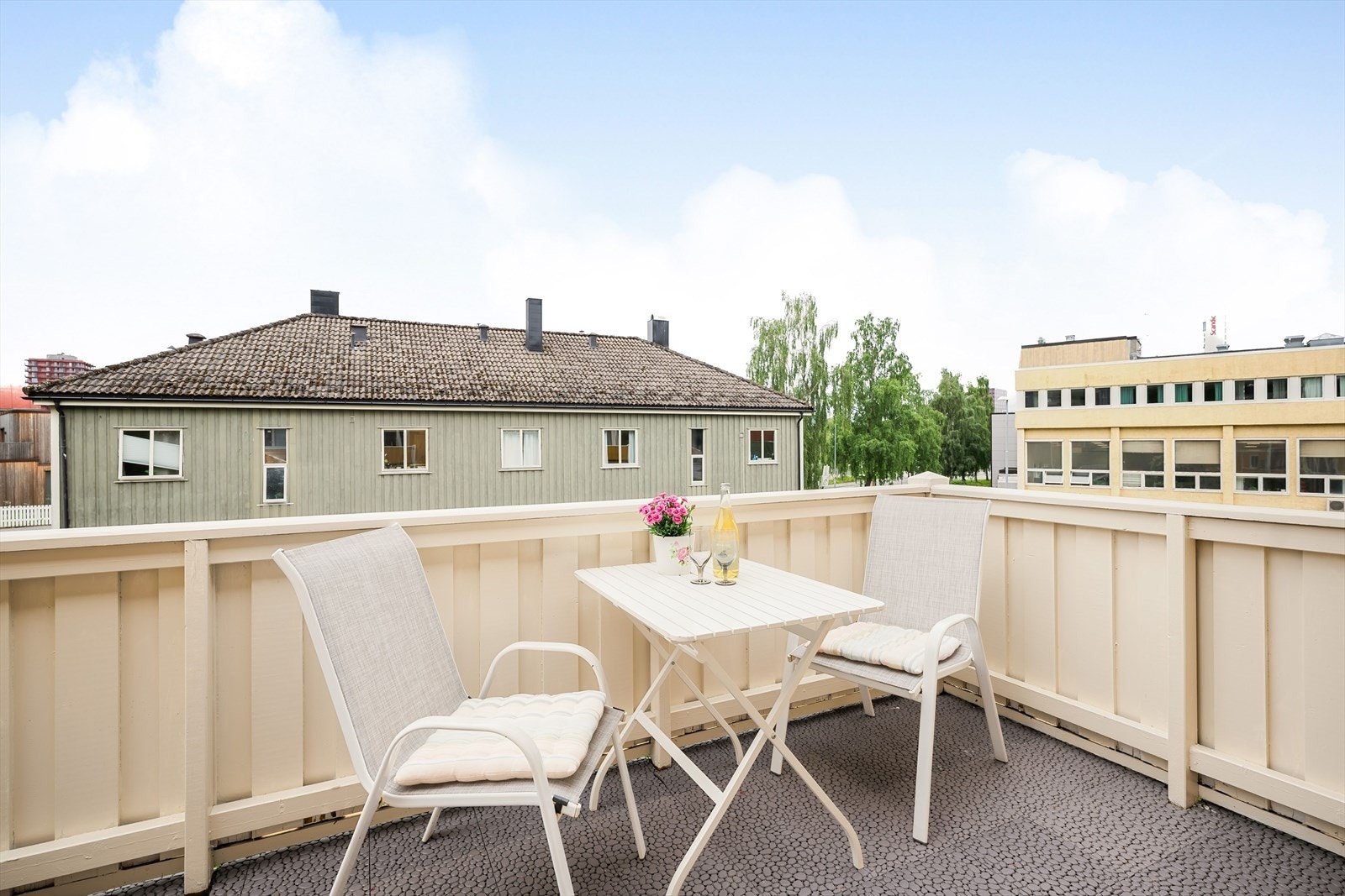 På den private balkongen kan man nyte de fine dagene utendørs. Galleribilde