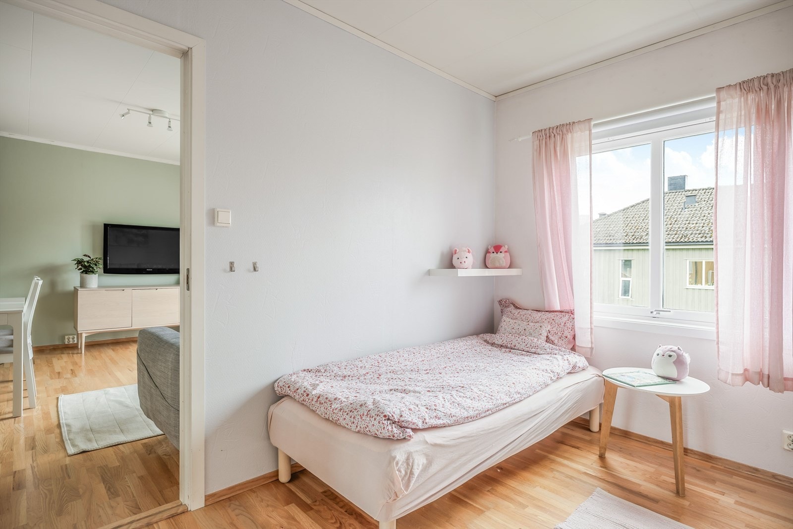 Soverom 2 er på 10,5 m² og har vindu ut mot felles hage. Galleribilde