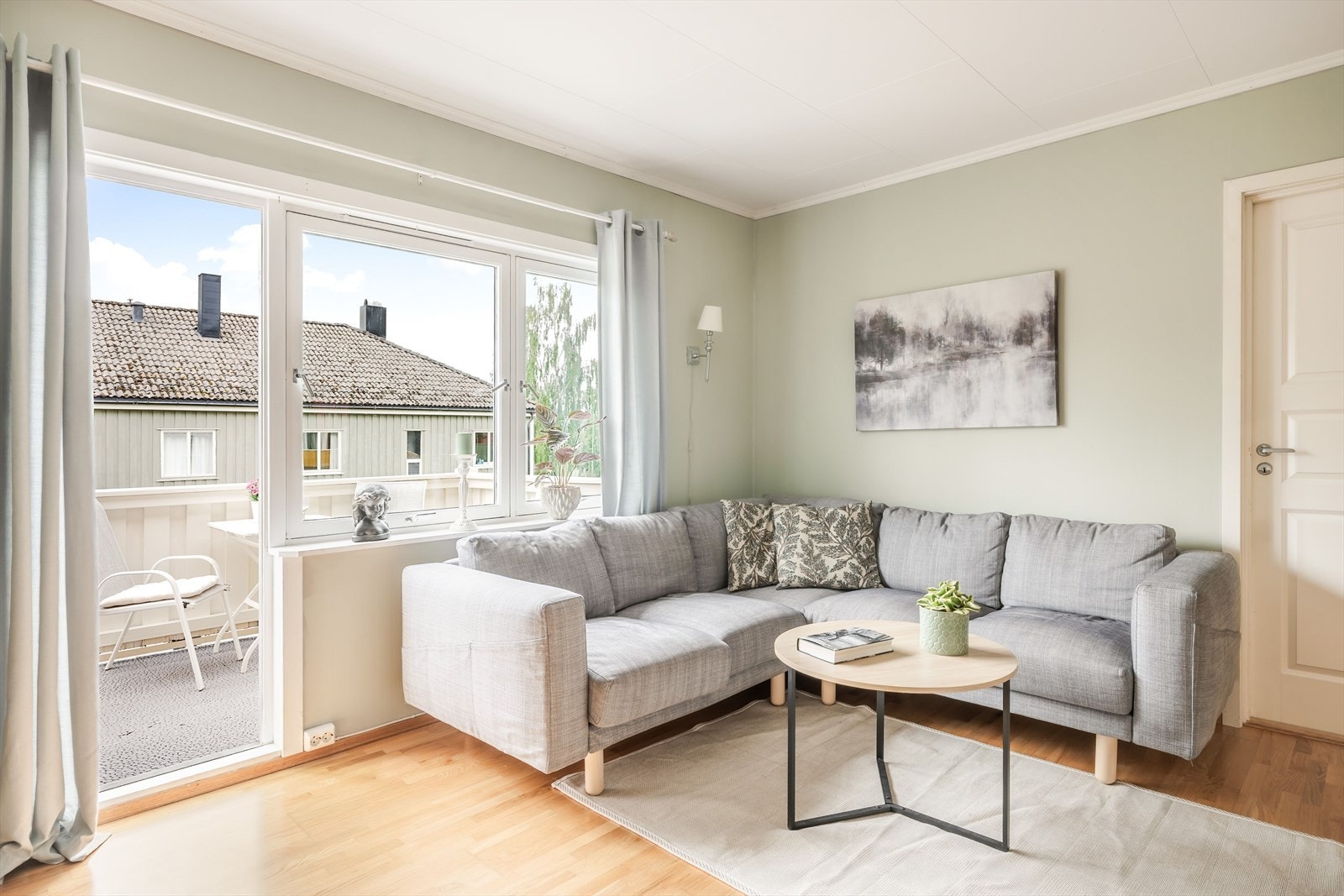 Vindusflater mot vest gir godt med lys til rommet. Galleribilde
