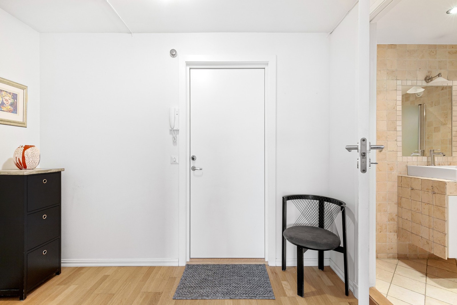 Lys og innbydende entré med plass til å henge fra seg yttertøy. Galleribilde
