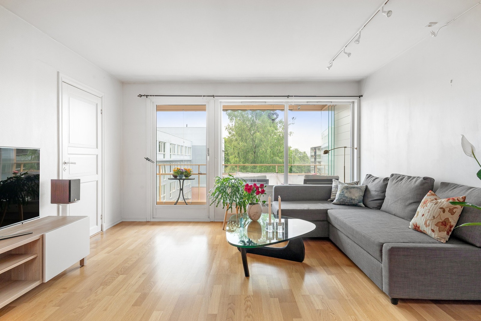Stuen er et lyst og behagelig samlingspunkt med god plass til både avslapning og sosiale stunder. Galleribilde